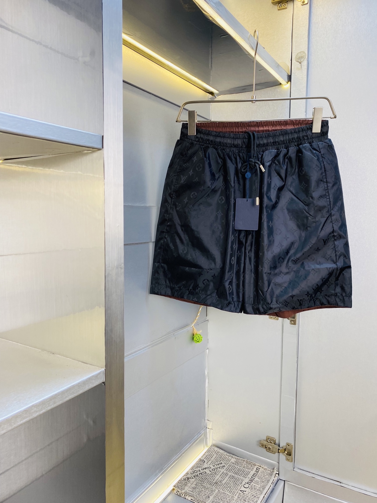 NO:839326,Reversible!  The original item can wear 200 pounds of Louis Vuitton Lv 2026 new summer quick-drying shorts, three-quarter pants, medium pants, available at the counter at the same time, hardware belt logo, fashionable casual pants, imported original fabrics, upper body comfortable and breathable, top craftsmanship pattern, waistband threaded surround, extremely high grade, super correct version, fashionable and stylish upper body!  A summer wardrobe essential!  Size M-3XL,,louis vuitton,louis vuitton,shorts,19860909双面穿！ 原单货 可穿200斤路易威登Lv 2026夏季新品速干短裤 五分裤 中裤 专柜同步有售,五金带Logo,时尚休闲裤 ,进口原版面料,上身舒适透气,顶级工艺图案,腰围工艺螺纹围接,档次极高,版型超正,上身时尚有型！夏季衣橱必备单品！尺码M-3XL,,louis vuitton,louis vuitton,shorts,,Men's clothing