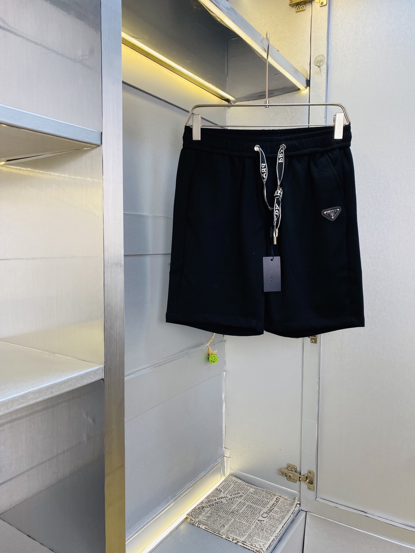 NO:839330,Original item can wear 200 pounds Prada 2026 new summer shorts, five-quarter pants, medium pants, available at counters simultaneously, hardware belt logo, fashionable casual pants, imported original fabrics, upper body comfortable and breathable, top-notch craftsmanship pattern, waistband threaded surround, extremely high grade, super correct version, fashionable and stylish upper body!  A summer wardrobe essential!  Size M-3XL,,prada,prada,shorts,19860909原单货 可穿200斤普拉达Prada 2026夏季新品短裤 五分裤 中裤 专柜同步有售,五金带Logo,时尚休闲裤 ,进口原版面料,上身舒适透气,顶级工艺图案,腰围工艺螺纹围接,档次极高,版型超正,上身时尚有型！夏季衣橱必备单品！尺码M-3XL,,prada,prada,shorts,,Men's clothing