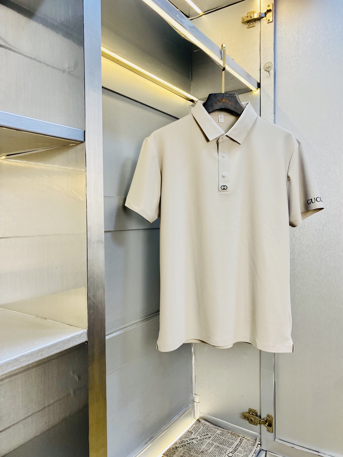NO:914337,The original item can be worn up to 220 pounds. Gucci original item quality. 2026 latest men's lapel short-sleeved T-shirt Polo shirt. Advanced printing workmanship!  Selected counters customize top-grade double mercerized pearl cotton imported fabrics. All details are perfectly crafted and reproduced 1:1 to restore 100% authenticity. Original hardware. High-end customized accessories. Original factory original label. The upper body effect is amazing!  Size M-4XL,,gucci,T-shirt,tees,t-shirt,19860909原单货可穿220斤 古奇Gucci 原单品质 2026最新款 男装翻领短袖T恤Polo衫 高级印花做工！精选专柜订制顶级双丝光珠地棉进口面料 所有细节做工完美1比1复刻 还原正品百分百 原版五金 高端订制辅料 原厂原标 上身效果超赞！码数M-4XL,,gucci,T-shirt,tees，t-shirt,,Men's clothing