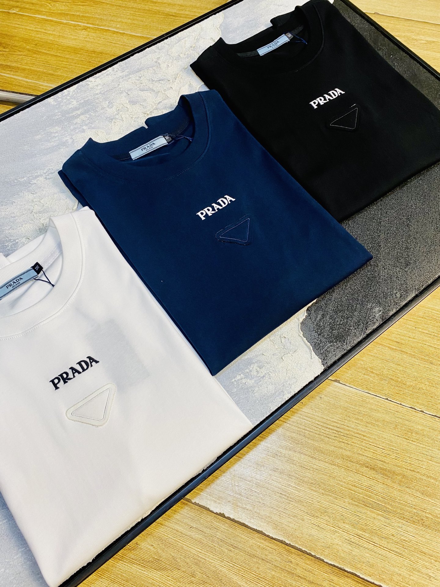 NO:844467,Can wear 210 pounds, couple model, Prada, original quality, 2026 latest short-sleeved T-shirt, heavy craftsmanship!  Selected counters custom-made pure cotton imported fabrics. All details are perfectly crafted and reproduced 1:1 to restore 100% authenticity. Original hardware. High-end customized accessories. Original factory and original labels. The upper body effect is amazing!  Size S-XL (170/catties wear S), prada, prada, T-shirt, tees, t-shirt,19860909可穿210斤 情侣款 普拉达Prada 原单品质 2026最新款短袖T恤 重工艺！精选专柜订制纯棉进口面料 所有细节做工完美1比1复刻 还原正品百分百 原版五金 高端订制辅料 原厂原标 上身效果超赞！码数S-XL（170/斤穿S）,,prada,prada,T-shirt,tees，t-shirt,,Men's clothing