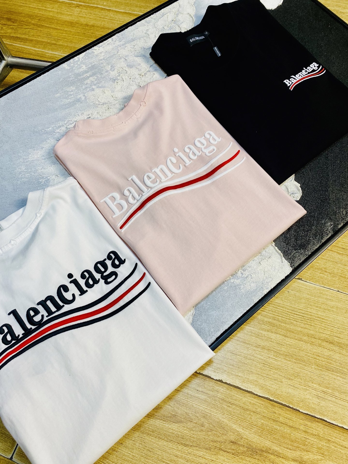 NO:844457,Front and back embroidery!  Can wear 210 pounds, couple model, Balenciaga, original quality, 2026 latest short-sleeved T-shirt, heavy craftsmanship!  Selected counters custom-made pure cotton imported fabrics. All details are perfectly crafted and reproduced 1:1 to restore 100% authenticity. Original hardware. High-end customized accessories. Original factory and original labels. The upper body effect is amazing!  Size S-XL (170/130 pounds wear S),,balenciaga,balenciaga,T-shirt,tees,t-shirt,19860909前后刺绣款！ 可穿210斤 情侣款 巴黎世家Balenciaga 原单品质 2026最新款短袖T恤 重工艺！精选专柜订制纯棉进口面料 所有细节做工完美1比1复刻 还原正品百分百 原版五金 高端订制辅料 原厂原标 上身效果超赞！码数S-XL（170/130斤穿S）,,balenciaga,balenciaga,T-shirt,tees，t-shirt,,Men's clothing