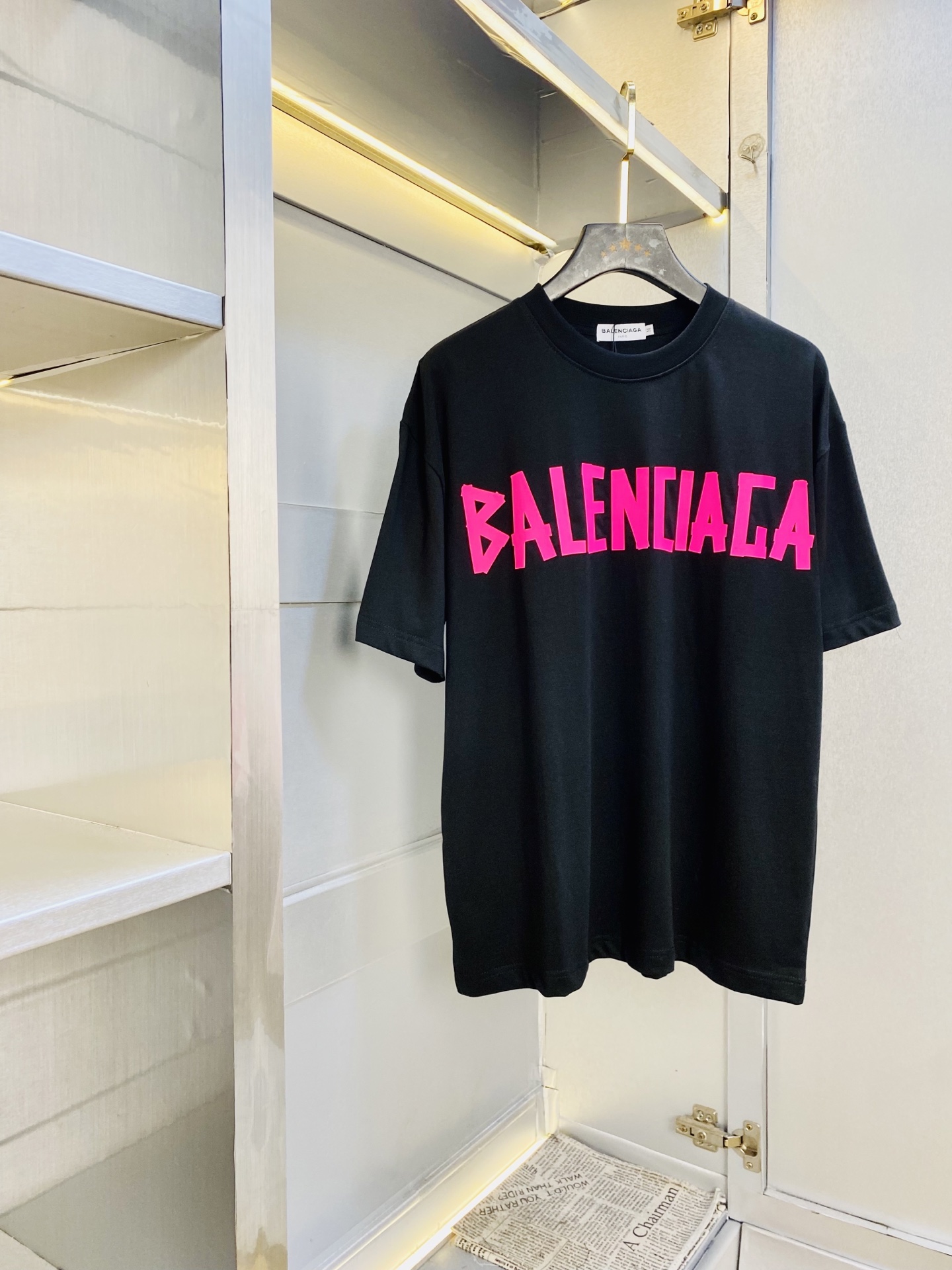 NO:844462,Can wear 210 pounds, couple model, Balenciaga, original quality, 2026 latest short-sleeved T-shirt, heavy craftsmanship!  Selected counters custom-made pure cotton imported fabrics. All details are perfectly crafted and reproduced 1:1 to restore 100% authenticity. Original hardware. High-end customized accessories. Original factory and original labels. The upper body effect is amazing!  Size S-XL (170/catties wear S),,balenciaga,balenciaga,T-shirt,tees,t-shirt,19860909可穿210斤 情侣款 巴黎世家Balenciaga 原单品质 2026最新款短袖T恤 重工艺！精选专柜订制纯棉进口面料 所有细节做工完美1比1复刻 还原正品百分百 原版五金 高端订制辅料 原厂原标 上身效果超赞！码数S-XL（170/斤穿S）,,balenciaga,balenciaga,T-shirt,tees，t-shirt,,Men's clothing