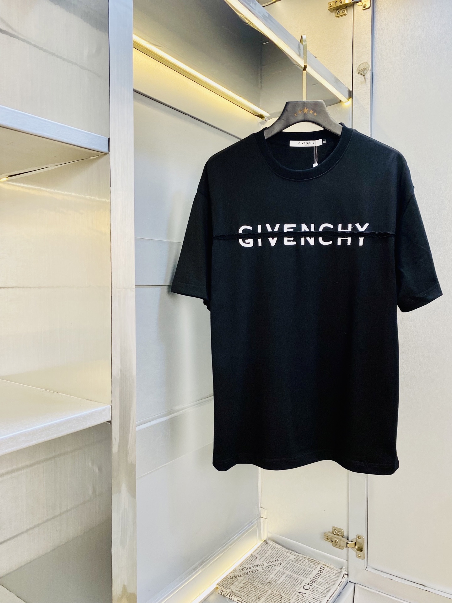 NO:844448,Can wear 210 pounds. Couple style. Givenchy. Original quality. 2026 latest short-sleeved T-shirt. Heavy craftsmanship!  Selected counters custom-made pure cotton imported fabrics. All details are perfectly crafted and reproduced 1:1 to restore 100% authenticity. Original hardware. High-end customized accessories. Original factory and original labels. The upper body effect is amazing!  Size S-XL (170/catties wear S),,givenchy,givenchy,T-shirt,tees,t-shirt,19860909可穿210斤 情侣款 纪梵希Givenchy 原单品质 2026最新款短袖T恤 重工艺！精选专柜订制纯棉进口面料 所有细节做工完美1比1复刻 还原正品百分百 原版五金 高端订制辅料 原厂原标 上身效果超赞！码数S-XL（170/斤穿S）,,givenchy,givenchy,T-shirt,tees，t-shirt,,Men's clothing