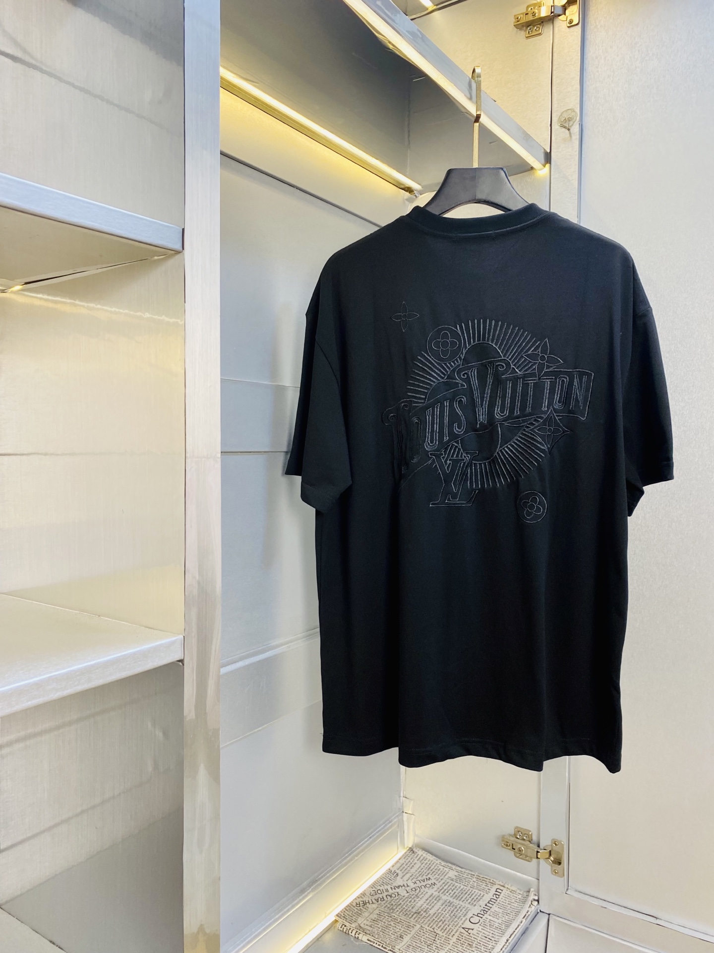NO:844440,Can wear 210 pounds. Couple style Louis Vuitton Lv. Original quality. 2026 latest short-sleeved T-shirt. Heavy craftsmanship!  Selected counters custom-made pure cotton imported fabrics. All details are perfectly crafted and reproduced 1:1 to restore 100% authenticity. Original hardware. High-end customized accessories. Original factory and original labels. The upper body effect is amazing!  Size S-XL (170/catties wear S),, louis vuitton, louis vuitton, T-shirt, tees, t-shirt,19860909可穿210斤 情侣款路易威登Lv 原单品质 2026最新款短袖T恤 重工艺！精选专柜订制纯棉进口面料 所有细节做工完美1比1复刻 还原正品百分百 原版五金 高端订制辅料 原厂原标 上身效果超赞！码数S-XL（170/斤穿S）,,louis vuitton,louis vuitton,T-shirt,tees，t-shirt,,Men's clothing