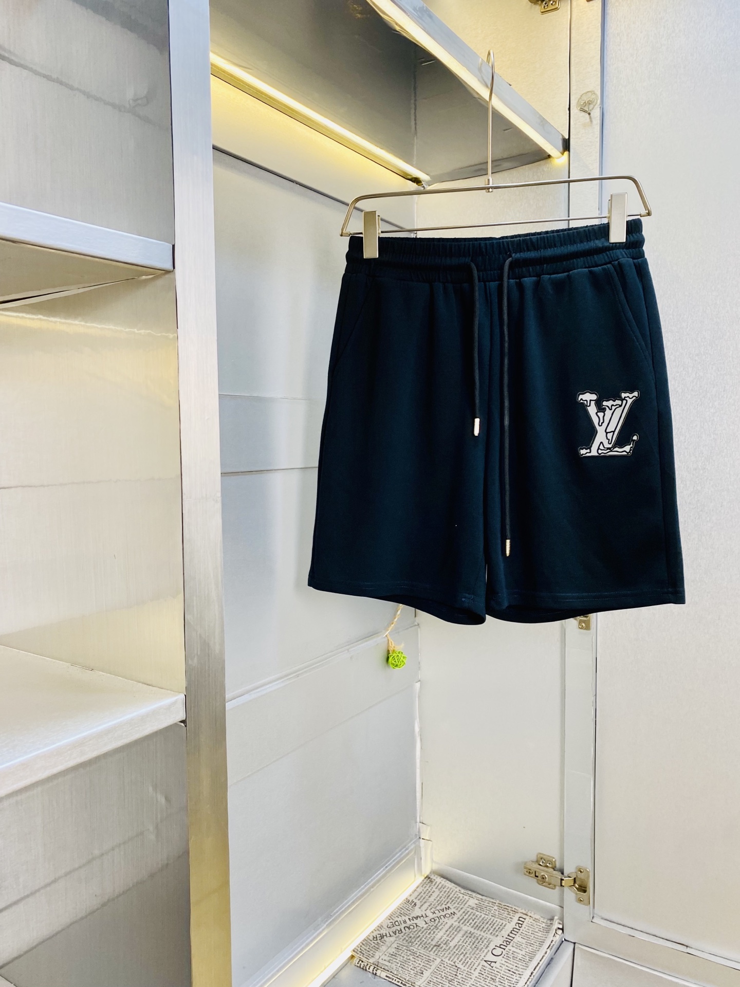 NO:914329,Original item, can wear 220 pounds of Louis Vuitton Lv 2026 new summer shorts, available at the counter simultaneously, hardware belt logo, fashionable casual pants and beach pants, imported original fabric, upper body comfortable and breathable, top craftsmanship pattern, waistband threaded surround, extremely high grade, super correct version, fashionable and stylish upper body!  A wardrobe essential!  Size M-4XL,,louis vuitton,louis vuitton,shorts,19860909原单货 可穿220斤路易威登Lv 2026 夏季新品短裤 专柜同步有售,五金带Logo,时尚休闲裤 沙滩裤,进口原版面料,上身舒适透气,顶级工艺图案,腰围工艺螺纹围接,档次极高,版型超正,上身时尚有型！衣橱必备单品！尺码M-4XL,,louis vuitton,louis vuitton,shorts,,Men's clothing