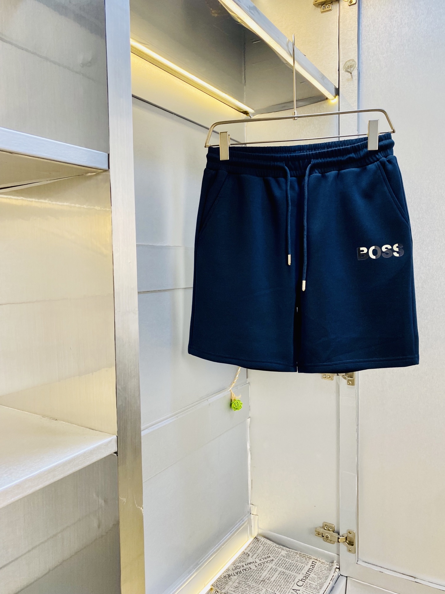 NO:914332,Original item, can wear 220 catties Hugo Boss 2026 new summer shorts, available at the counter, hardware belt logo, fashionable casual pants and beach pants, imported original fabric, upper body comfortable and breathable, top craftsmanship pattern, waistband threaded surround, extremely high grade, super correct version, fashionable and stylish upper body!  A wardrobe essential!  Size M-4XL,,shorts,19860909原单货 可穿220斤雨果博斯Boss 2026 夏季新品短裤 专柜同步有售,五金带Logo,时尚休闲裤 沙滩裤,进口原版面料,上身舒适透气,顶级工艺图案,腰围工艺螺纹围接,档次极高,版型超正,上身时尚有型！衣橱必备单品！尺码M-4XL,,shorts,,Men's clothing
