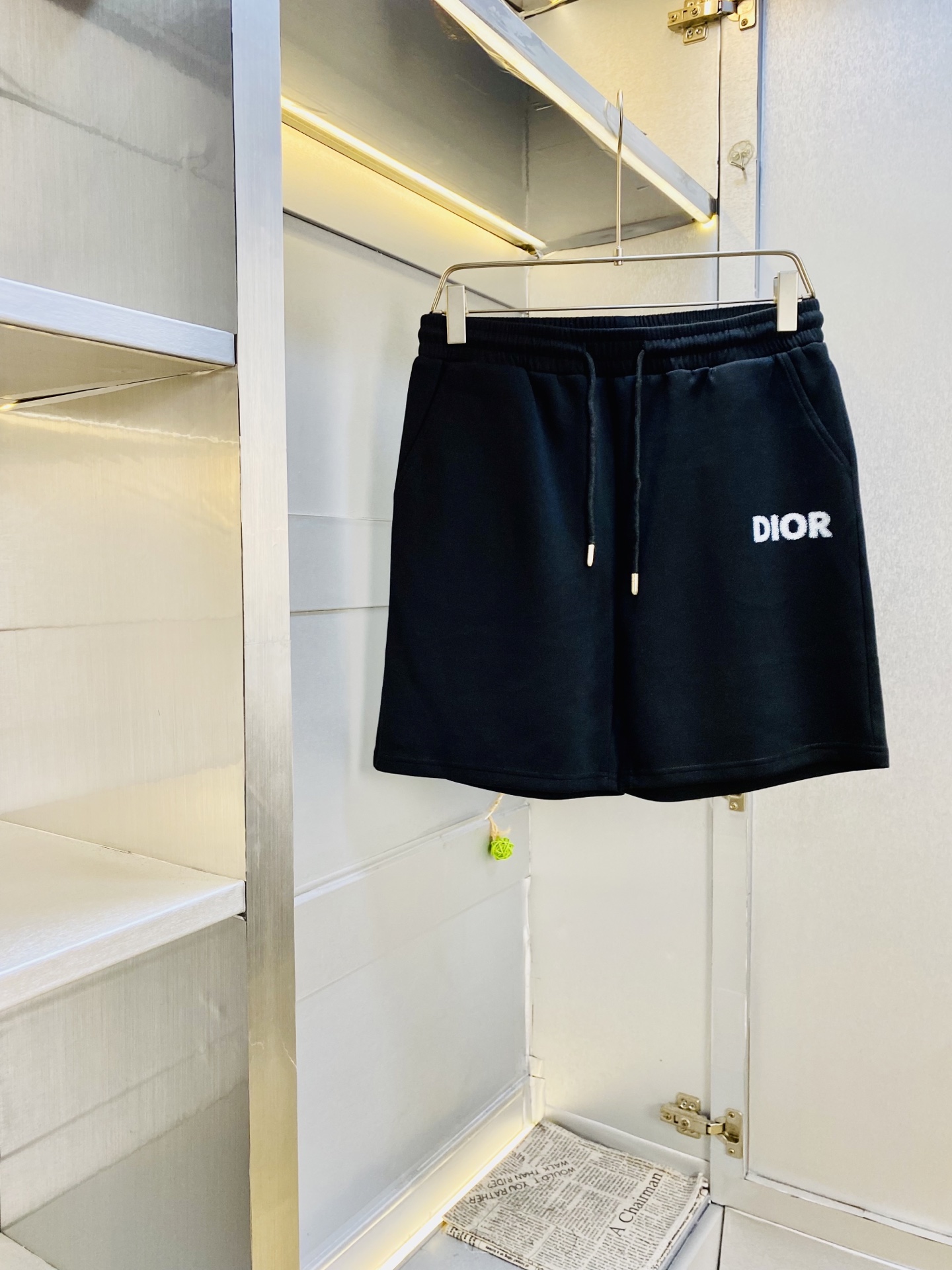 NO:914335,The original item can wear 220 pounds of Dior 2026 new summer shorts, available at the counter simultaneously, with hardware belt logo, fashionable casual pants and beach pants, imported original fabrics, comfortable and breathable upper body, top-notch craftsmanship pattern, waistband threaded surround, extremely high grade, super correct version, fashionable and stylish upper body!  A wardrobe essential!  Size M-4XL,,dior,dior,shorts,19860909原单货 可穿220斤迪奥Dior 2026 夏季新品短裤 专柜同步有售,五金带Logo,时尚休闲裤 沙滩裤,进口原版面料,上身舒适透气,顶级工艺图案,腰围工艺螺纹围接,档次极高,版型超正,上身时尚有型！衣橱必备单品！尺码M-4XL,,dior,dior,shorts,,Men's clothing