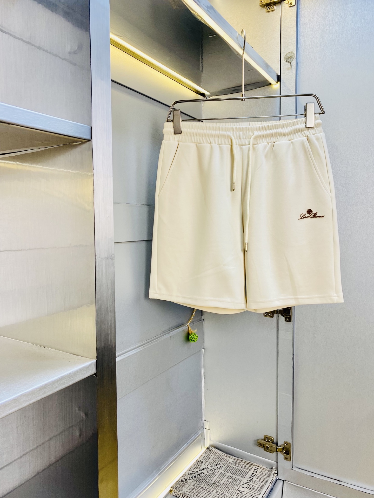 NO:914309,The original item can wear 220 pounds of Nuoyoupanya Lp, 2026 new summer shorts are available at the counter, hardware belt logo, fashionable casual pants and beach pants, imported original fabrics, upper body comfortable and breathable, top-notch craftsmanship patterns, waist technology threaded surround, extremely high grade, super correct version, fashionable and stylish upper body!  A wardrobe essential!  Size M-4XL,,loro piana,shorts,19860909原单货 可穿220斤诺悠翩雅Lp, 2026 夏季新品短裤 专柜同步有售,五金带Logo,时尚休闲裤 沙滩裤,进口原版面料,上身舒适透气,顶级工艺图案,腰围工艺螺纹围接,档次极高,版型超正,上身时尚有型！衣橱必备单品！尺码M-4XL,,loro piana,shorts,,Men's clothing