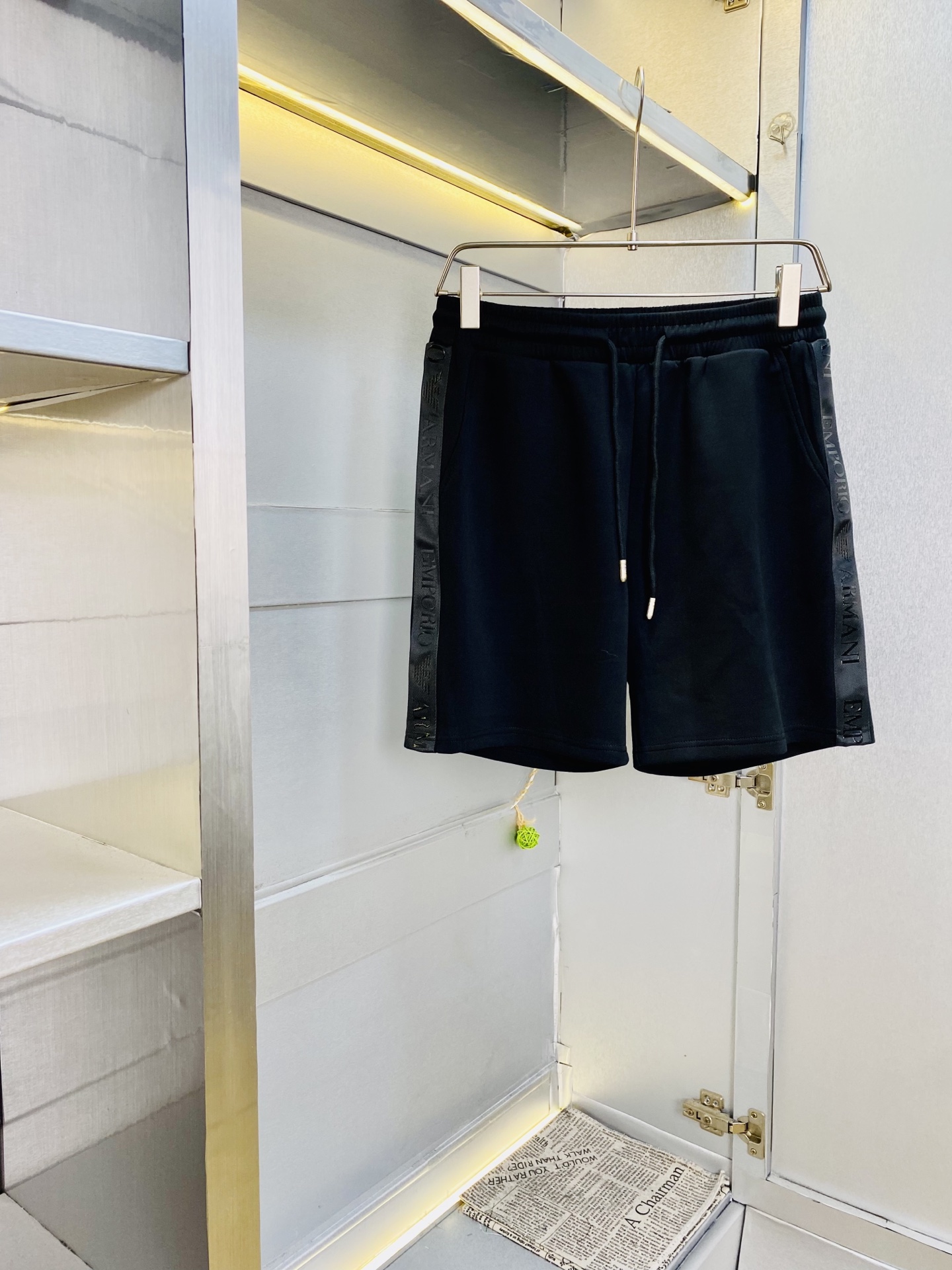 NO:914312,Original item, can wear 220 pounds of Armani 2026 new summer shorts, available at the counter, hardware belt logo, fashionable casual pants and beach pants, imported original fabrics, upper body comfortable and breathable, top craftsmanship pattern, waistband threaded surround, extremely high grade, super correct version, fashionable and stylish upper body!  A wardrobe essential!  Size M-4XL,,armani,armani,shorts,19860909原单货 可穿220斤阿玛尼Armani 2026 夏季新品短裤 专柜同步有售,五金带Logo,时尚休闲裤 沙滩裤,进口原版面料,上身舒适透气,顶级工艺图案,腰围工艺螺纹围接,档次极高,版型超正,上身时尚有型！衣橱必备单品！尺码M-4XL,,armani,armani,shorts,,Men's clothing