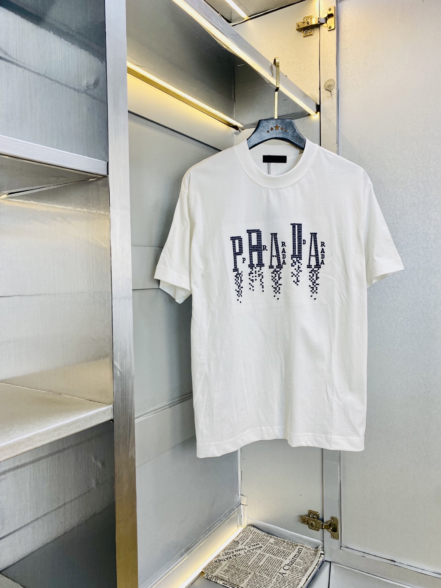 NO:903180,Wearing 220 pounds, Good news for fat people, Prada for couples, original order quality, 2026 latest model, round neck short-sleeved T-shirt, selected counter custom-made top imported fabrics, all details are perfectly made, 1:1 replica, 100% authentic, original hardware, high-end customized accessories, original factory label, and the upper body effect is amazing!  The size is too large, S-XXL (170/catties for S), prada, prada, T-shirt, tees, t-shirt,19860909穿220斤 胖子福音 情侣装普拉达Prada 原单品质 2026最新款 圆领短袖T恤 精选专柜订制顶级进口面料 所有细节做工完美1比1复刻 还原正品百分百 原版五金 高端订制辅料 原厂原标 上身效果超赞！码数偏大S-XXL(170/斤穿S),,prada,prada,T-shirt,tees，t-shirt,,Men's clothing