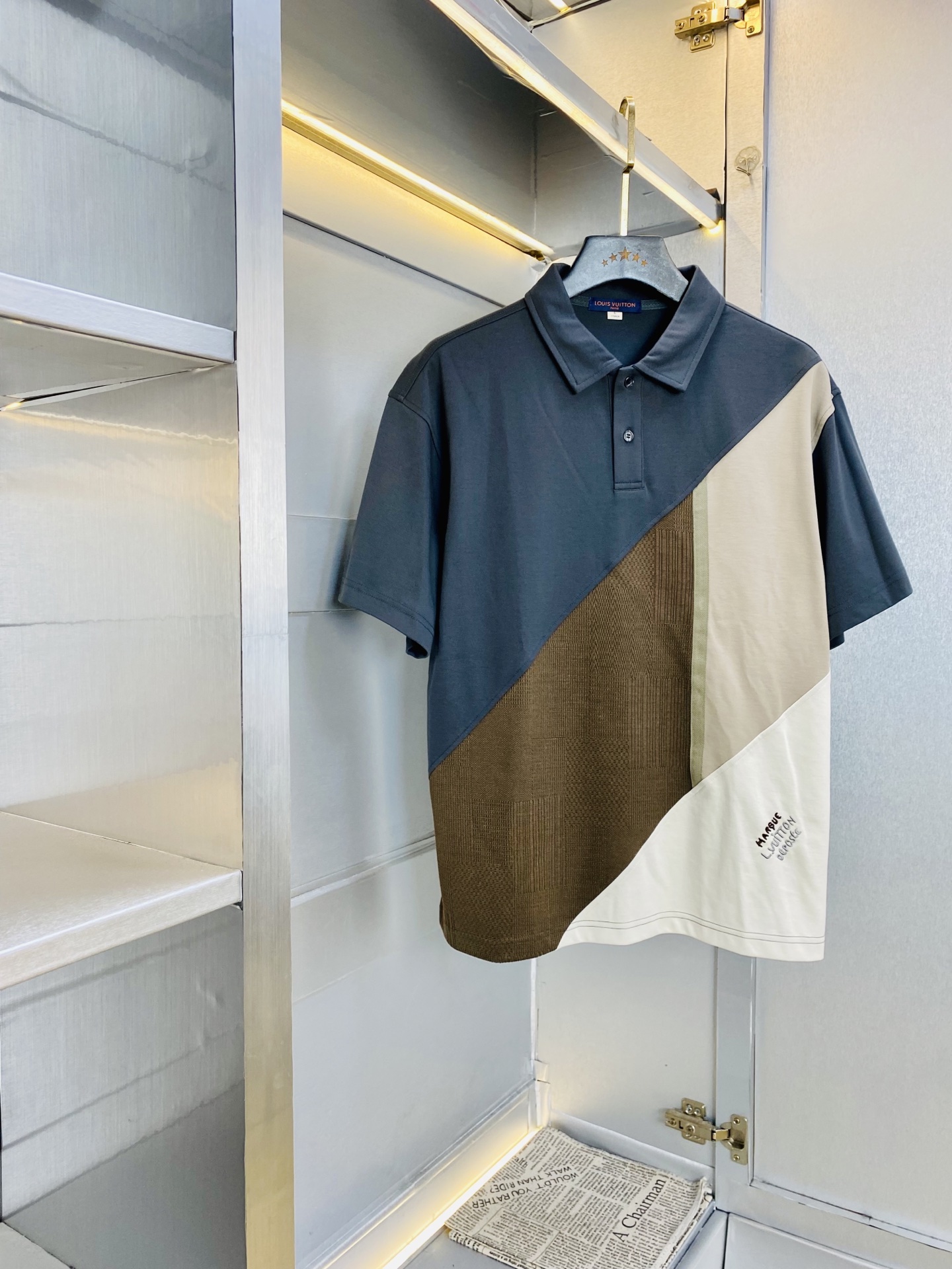 NO:903225,Good news for fat people weighing 200 pounds. Original quality. Louis Vuitton Lv 2026 latest clothes. Short-sleeved lapel short-sleeved Polo shirt. Selected counters to customize top-grade imported fabrics. All details are perfectly made and 1:1 reproduced. 100% authentic. Original hardware. High-end customized accessories. Original factory. The upper body effect is great. Size M-3XL (175/catties wearing M), Louis Vuitton, Louis  vuitton,T-shirt,19860909可穿200斤胖子福音 原单品质 路易威登Lv 2026最新款衣服 短袖翻领短袖Polo衫 精选专柜订制顶级进口面料 所有细节做工完美1比1复刻 还原正品百分百 原版五金 高端订制辅料 原厂原标 上身效果超赞 码数 M-3XL（175/斤穿M）,,louis vuitton,louis vuitton,T-shirt,,Men's clothing