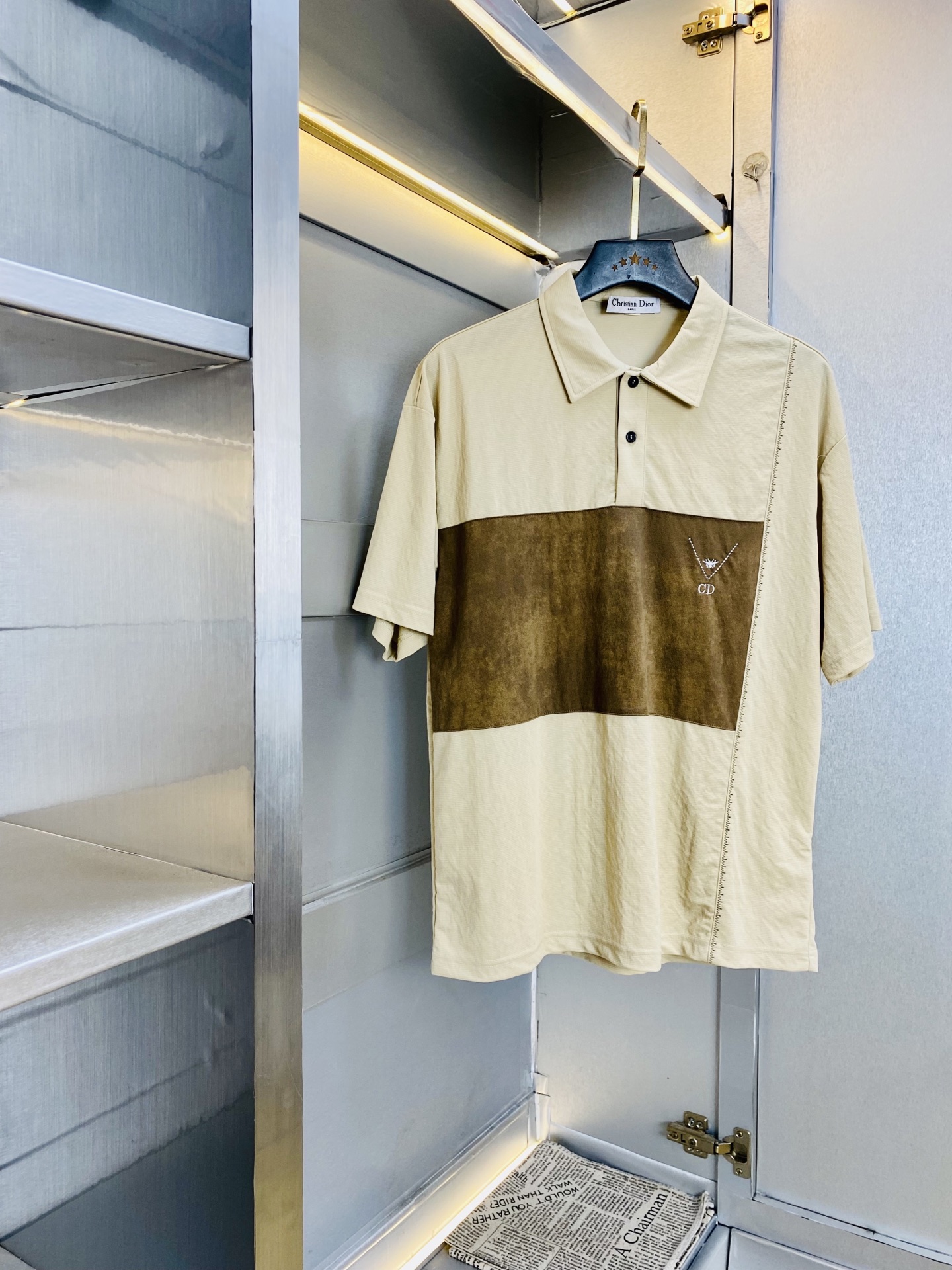 NO:903233,Good news for fat people weighing 200 kilograms. Original quality. Dior 2026 latest clothes. Short-sleeved lapel short-sleeved Polo shirt. Selected counters to customize top-grade imported fabrics. All details are perfect 1:1 reproduction. 100% authentic. Original hardware. High-end customized accessories. Original factory original label. The upper body effect is great. Size M-3XL (175/catties wearing M),, dior, dior, T-shirt,19860909可穿200斤胖子福音 原单品质 迪奥Dior 2026最新款衣服 短袖翻领短袖Polo衫 精选专柜订制顶级进口面料 所有细节做工完美1比1复刻 还原正品百分百 原版五金 高端订制辅料 原厂原标 上身效果超赞 码数 M-3XL（175/斤穿M）,,dior,dior,T-shirt,,Men's clothing