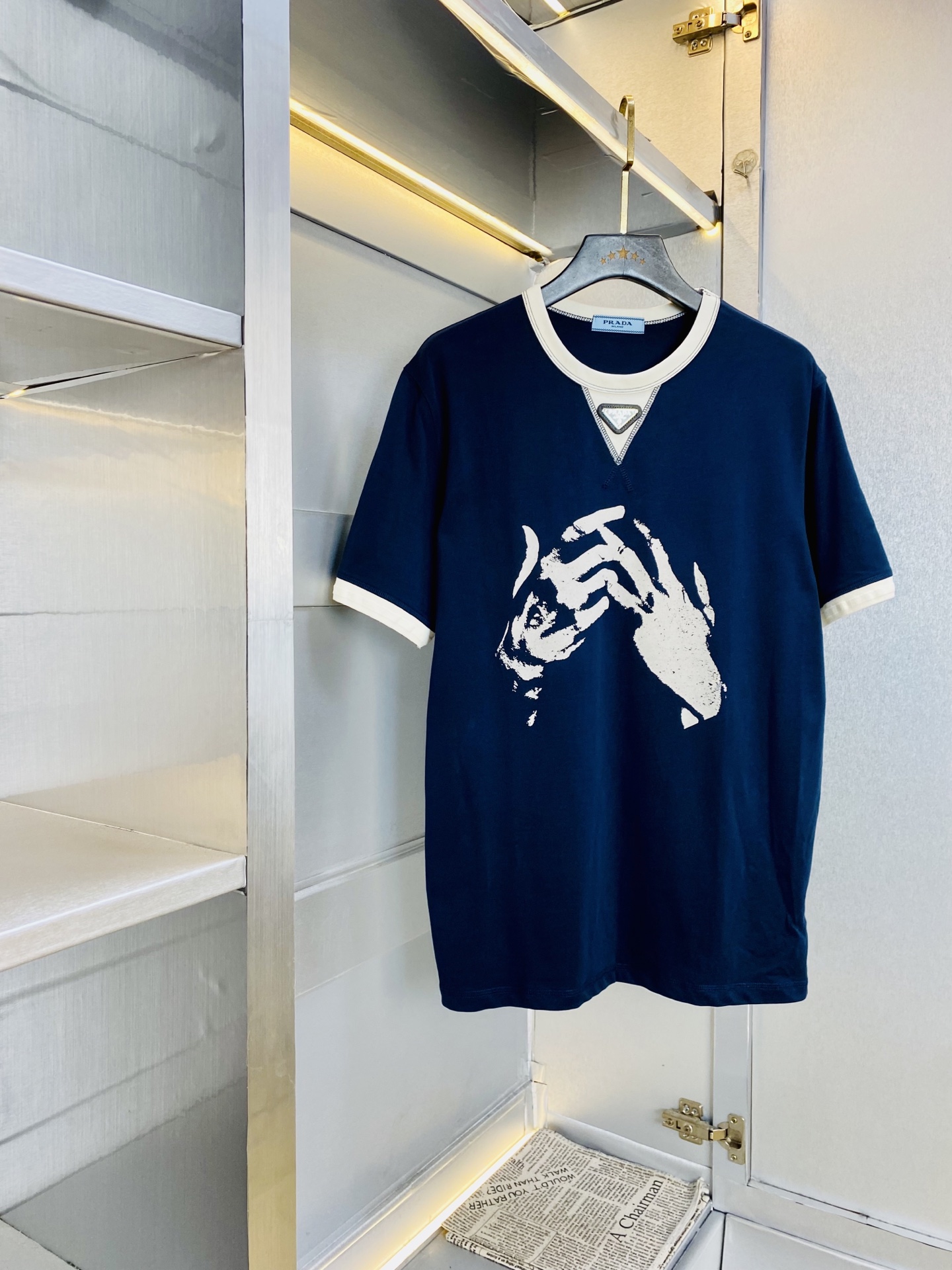 NO:903242,Wearing 190 pounds, Good news for fat people, Prada for couples, original order quality, 2026 latest model, round neck short-sleeved T-shirt, selected counter custom-made top imported fabrics, all details are perfectly made, 1:1 replica, 100% authentic, original hardware, high-end customized accessories, original factory label, and the upper body effect is amazing!  Size M-3XL,,prada,prada,T-shirt,tees,t-shirt,19860909穿190斤 胖子福音 情侣装普拉达Prada 原单品质 2026最新款 圆领短袖T恤 精选专柜订制顶级进口面料 所有细节做工完美1比1复刻 还原正品百分百 原版五金 高端订制辅料 原厂原标 上身效果超赞！码数M-3XL,,prada,prada,T-shirt,tees，t-shirt,,Men's clothing