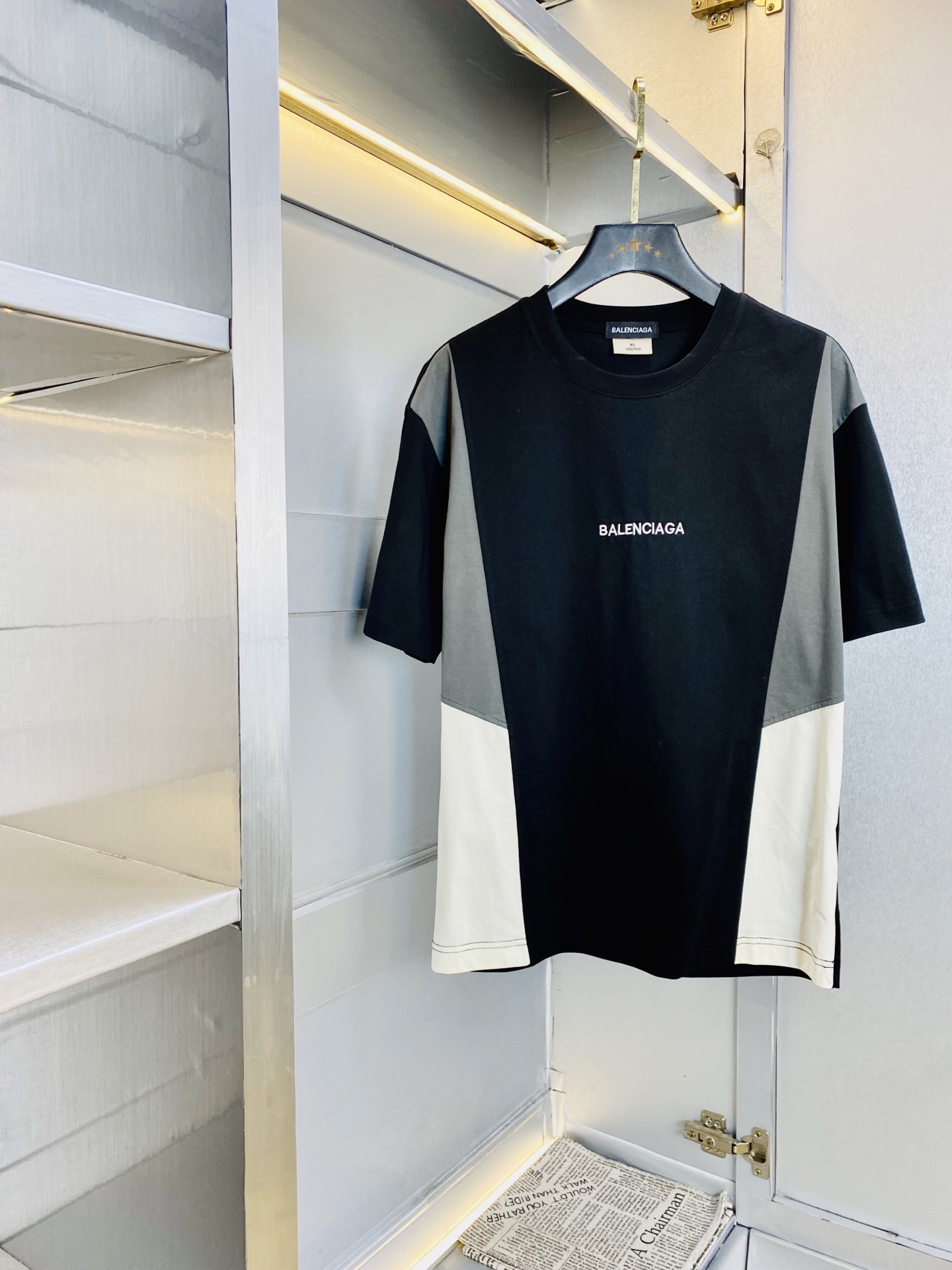NO:903257,Wearing 190 pounds, Good news for fat people, Couple wear Balenciaga, original order quality, 2026 latest round neck short-sleeved T-shirt, selected counter custom-made top imported fabrics, all details are perfectly made, 1:1 replica, restored to 100% authentic, original hardware, high-end customized accessories, original factory original label, the upper body effect is amazing!  Size M-3XL (/catties wear M),,balenciaga,balenciaga,T-shirt,tees,t-shirt,19860909穿190斤 胖子福音 情侣装巴黎世家Balenciaga 原单品质 2026最新款 圆领短袖T恤 精选专柜订制顶级进口面料 所有细节做工完美1比1复刻 还原正品百分百 原版五金 高端订制辅料 原厂原标 上身效果超赞！码数M-3XL(/斤穿M),,balenciaga,balenciaga,T-shirt,tees，t-shirt,,Men's clothing