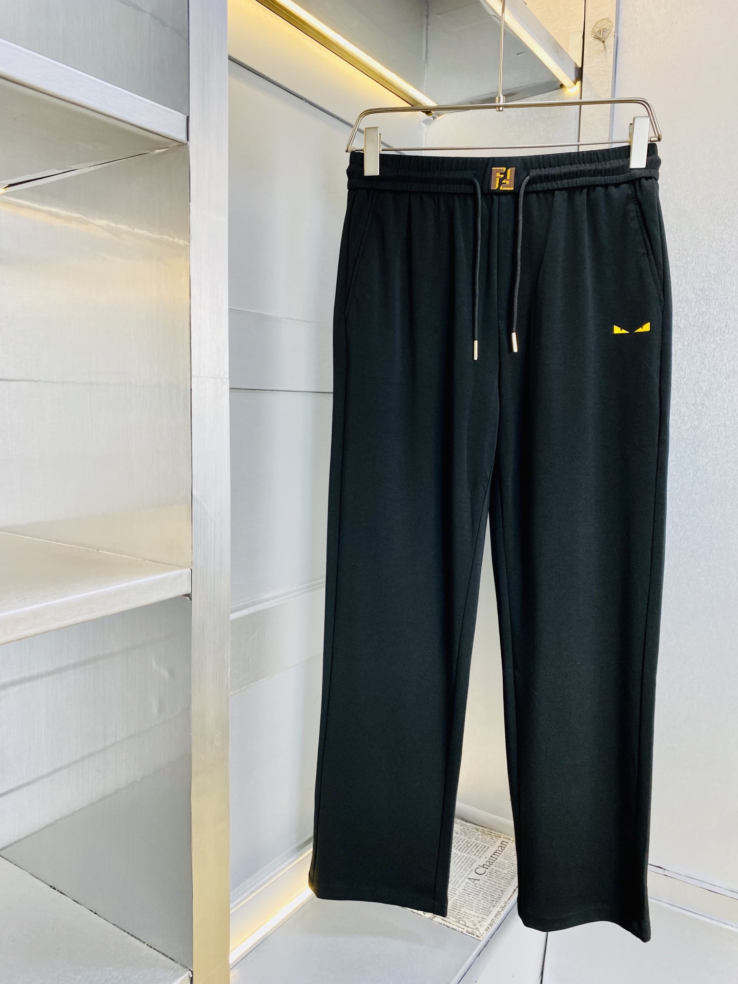 NO:914315,The original item from the official website can wear 220 pounds of Fendi. It is simple and fashionable. Casual pants, sweatpants, elastic pants, trousers, straight-leg pants are very comfortable to wear, low-key yet luxurious. It is very classy to wear, and the style and tailoring of the pants need no introduction. The upper body is exquisite and vivid. Really first-class top quality materials. Really top-grade casual pants and elastic pants, using Turkish cotton to produce the most famous denim fabric. The quality is outstanding, and the pants are very soft after heavy washing!  The straight-leg version is not picky, the upper body is absolutely stylish, the expert design is extremely luxurious. Size: M-4XL,, fendi, fendi,19860909官网原单货 可穿220斤芬迪Fendi 简约时尚 休闲裤卫裤松紧裤长裤直筒裤身穿着非常舒适 低调不失奢华 穿出去非常有档次,裤型款式和裁剪亦无需多言 上身精致跃然.真正一等一顶级质料 真正殿堂级的休闲裤松紧裤,选用土耳其的棉花 生产出最有名的单宁布 品质卓然,经过重水洗使得裤子很柔软！直脚的版型 不挑人 上身绝对的有型 达人设计 极度奢华.码数:M-4XL,,fendi,fendi,,Men's clothing