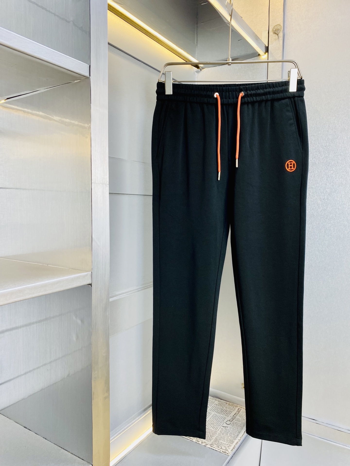 NO:914318,Original item from the official website. Can wear 220 pounds of Hermes. Simple and fashionable. Casual pants, sweatpants, elastic pants, trousers, straight pants, very comfortable to wear, low-key yet luxurious. It is very classy to wear, and the style and tailoring of the pants need no introduction. The upper body is exquisite and vivid. Really first-class top quality materials. Really top-grade casual pants and elastic pants, using Turkish cotton to produce the most famous denim fabric. The quality is outstanding, and the pants are very soft after heavy washing!  The straight-leg version is not picky and the upper body is absolutely stylish. The expert design is extremely luxurious. Size: M-4XL,,hermes,hermes,19860909官网原单货 可穿220斤爱马仕Hermes 简约时尚 休闲裤卫裤松紧裤长裤直筒裤身穿着非常舒适 低调不失奢华 穿出去非常有档次,裤型款式和裁剪亦无需多言 上身精致跃然.真正一等一顶级质料 真正殿堂级的休闲裤松紧裤,选用土耳其的棉花 生产出最有名的单宁布 品质卓然,经过重水洗使得裤子很柔软！直脚的版型 不挑人 上身绝对的有型 达人设计 极度奢华.码数:M-4XL,,hermes,hermes,,Men's clothing