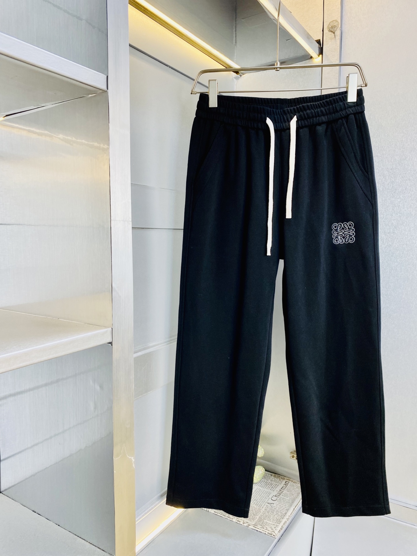 NO:914321,The original item from the official website can be worn up to 210 pounds. Loewe is simple and fashionable. Casual pants, sweatpants, elastic pants, trousers, straight-leg pants are very comfortable to wear, low-key yet luxurious. They are very classy to wear, and the style and cut of the pants need no introduction. The upper body is exquisite and vivid. Really first-class and top-quality materials. Really top-grade casual pants and elastic pants, using Turkish cotton to produce the most famous denim fabric. The quality is outstanding, and the pants are very soft after heavy washing!  The straight-leg version is not picky, the upper body is absolutely stylish, the expert design is extremely luxurious. Size: M-3XL,,loewe,loewe,19860909官网原单货 可穿210斤 罗意威Loewe 简约时尚 休闲裤卫裤松紧裤长裤直筒裤身穿着非常舒适 低调不失奢华 穿出去非常有档次,裤型款式和裁剪亦无需多言 上身精致跃然.真正一等一顶级质料 真正殿堂级的休闲裤松紧裤,选用土耳其的棉花 生产出最有名的单宁布 品质卓然,经过重水洗使得裤子很柔软！直脚的版型 不挑人 上身绝对的有型 达人设计 极度奢华.码数:M-3XL,,loewe,loewe,,Men's clothing