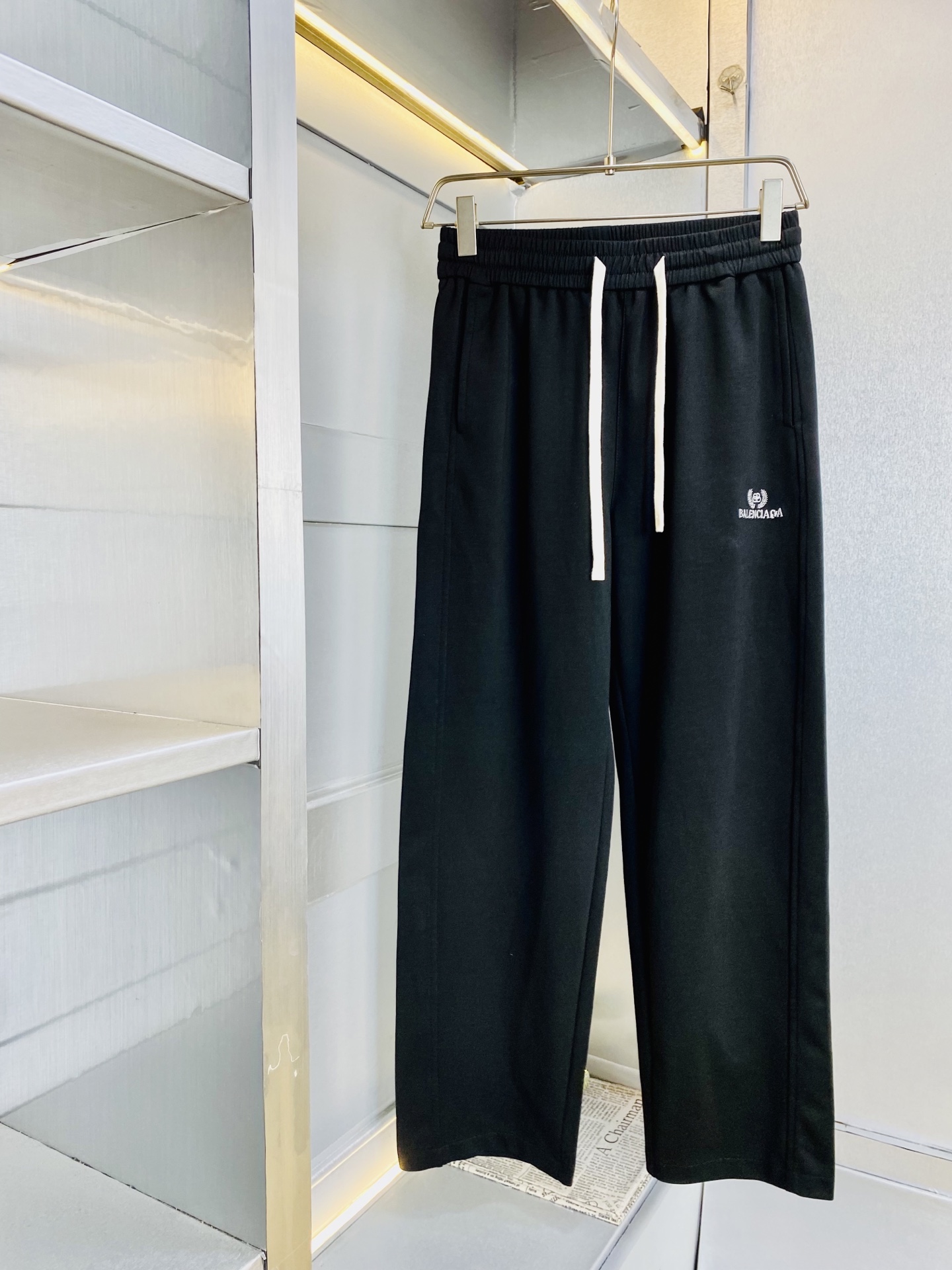 NO:914324,The original item from the official website can wear 210 pounds. Balenciaga is simple and fashionable. Casual pants, sweatpants, elastic pants, trousers, straight-leg pants are very comfortable to wear, low-key yet luxurious. It is very classy to wear, and the style and tailoring of the pants need no introduction. The upper body is exquisite and vivid. Really first-class top quality materials. Really top-grade casual pants and elastic pants, using Turkish cotton to produce the most famous denim fabric. The quality is outstanding, and the pants are very soft after heavy washing!  The straight-leg version is not picky, the upper body is absolutely stylish, the expert design is extremely luxurious. Size: M-3XL,,balenciaga,balenciaga,19860909官网原单货 可穿210斤 巴黎世家Balenciaga 简约时尚 休闲裤卫裤松紧裤长裤直筒裤身穿着非常舒适 低调不失奢华 穿出去非常有档次,裤型款式和裁剪亦无需多言 上身精致跃然.真正一等一顶级质料 真正殿堂级的休闲裤松紧裤,选用土耳其的棉花 生产出最有名的单宁布 品质卓然,经过重水洗使得裤子很柔软！直脚的版型 不挑人 上身绝对的有型 达人设计 极度奢华.码数:M-3XL,,balenciaga,balenciaga,,Men's clothing