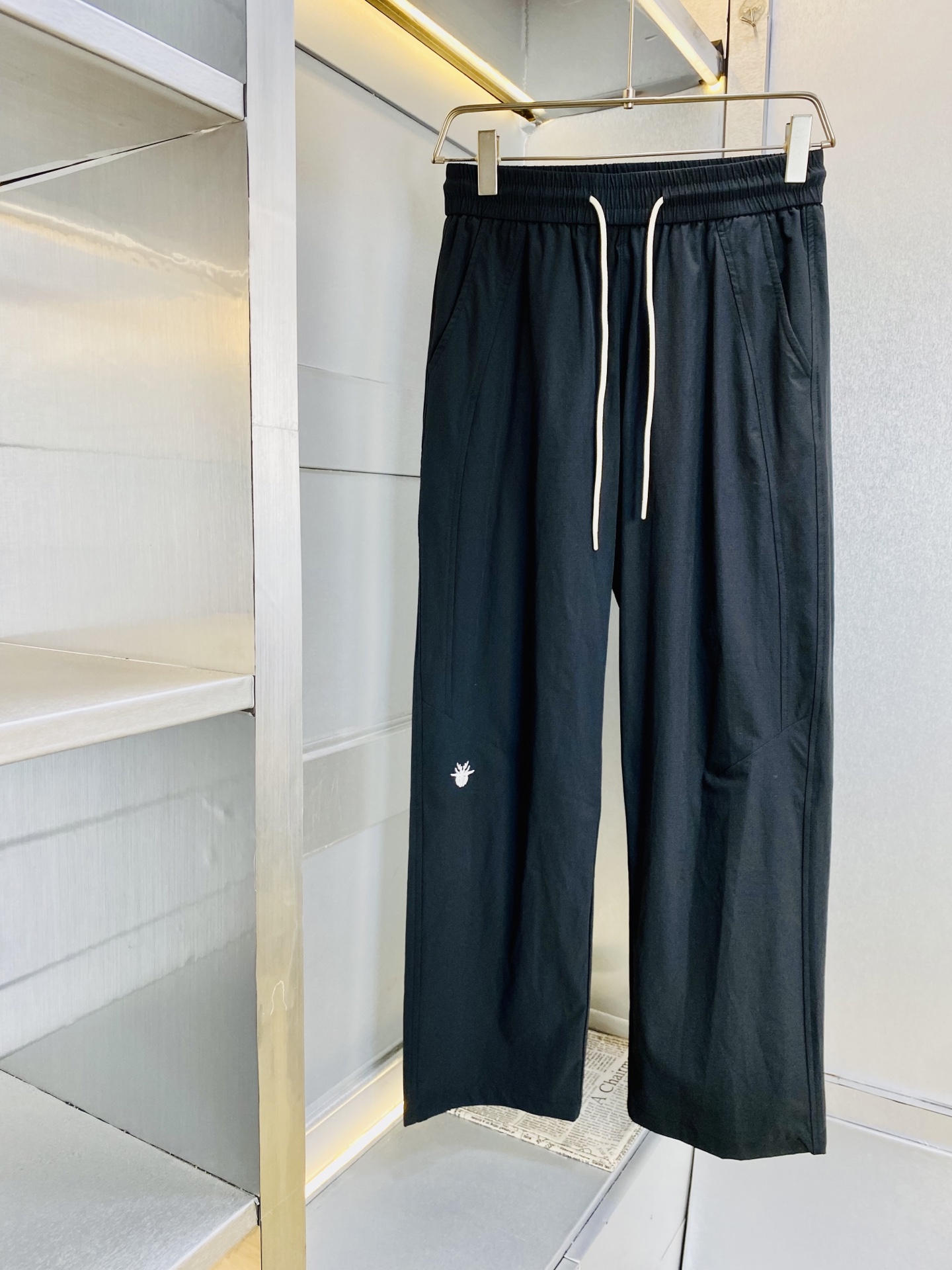 NO:914327,The original item from the official website can wear 210 pounds. Dior is simple and fashionable. Casual pants, sweatpants, elastic trousers, trousers, straight-leg trousers, quick-drying trousers, very comfortable to wear, low-key yet luxurious. It is very classy to wear, and the trousers style and tailoring need no introduction. The upper body is exquisite and vivid. Really first-class and top-quality materials. Really top-level casual trousers and elastic pants, using Turkish cotton to produce the most famous denim fabric. The quality is outstanding, and the trousers are very soft after heavy washing!  The straight-leg version is not picky, the upper body is absolutely stylish, the expert design is extremely luxurious. Size: M-3XL,, dior, dior,19860909官网原单货 可穿210斤 迪奥Dior 简约时尚 休闲裤卫裤松紧裤长裤直筒裤速干裤身穿着非常舒适 低调不失奢华 穿出去非常有档次,裤型款式和裁剪亦无需多言 上身精致跃然.真正一等一顶级质料 真正殿堂级的休闲裤松紧裤,选用土耳其的棉花 生产出最有名的单宁布 品质卓然,经过重水洗使得裤子很柔软！直脚的版型 不挑人 上身绝对的有型 达人设计 极度奢华.码数:M-3XL,,dior,dior,,Men's clothing