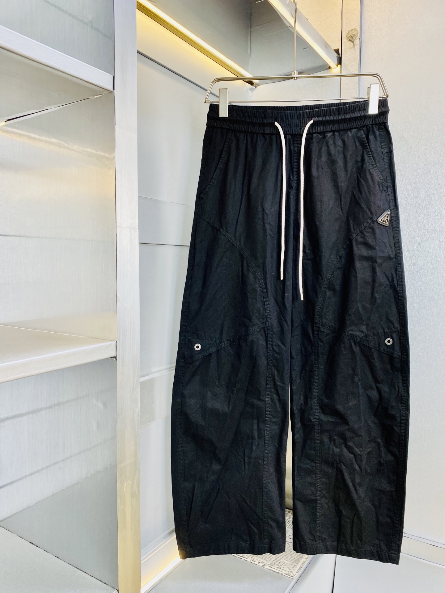 NO:914330,The original item from the official website can wear 210 pounds. Prada is simple and fashionable. Casual trousers, sweatpants, elastic trousers, trousers, straight-leg trousers, quick-drying trousers are very comfortable to wear. Low-key yet luxurious. It is very classy to wear. There is no need to say much about the trousers style and tailoring. The upper body is exquisite and vivid. Really first-class and top-quality materials. Really palace-level casual trousers and elastic pants, using Turkish cotton to produce the most famous denim fabric.  The quality is outstanding, the pants are very soft after heavy washing!  The straight-leg version is not picky and the upper body is absolutely stylish. The expert design is extremely luxurious. Size: M-3XL,, prada, prada,19860909官网原单货 可穿210斤 普拉达Prada 简约时尚 休闲裤卫裤松紧裤长裤直筒裤速干裤身穿着非常舒适 低调不失奢华 穿出去非常有档次,裤型款式和裁剪亦无需多言 上身精致跃然.真正一等一顶级质料 真正殿堂级的休闲裤松紧裤,选用土耳其的棉花 生产出最有名的单宁布 品质卓然,经过重水洗使得裤子很柔软！直脚的版型 不挑人 上身绝对的有型 达人设计 极度奢华.码数:M-3XL,,prada,prada,,Men's clothing