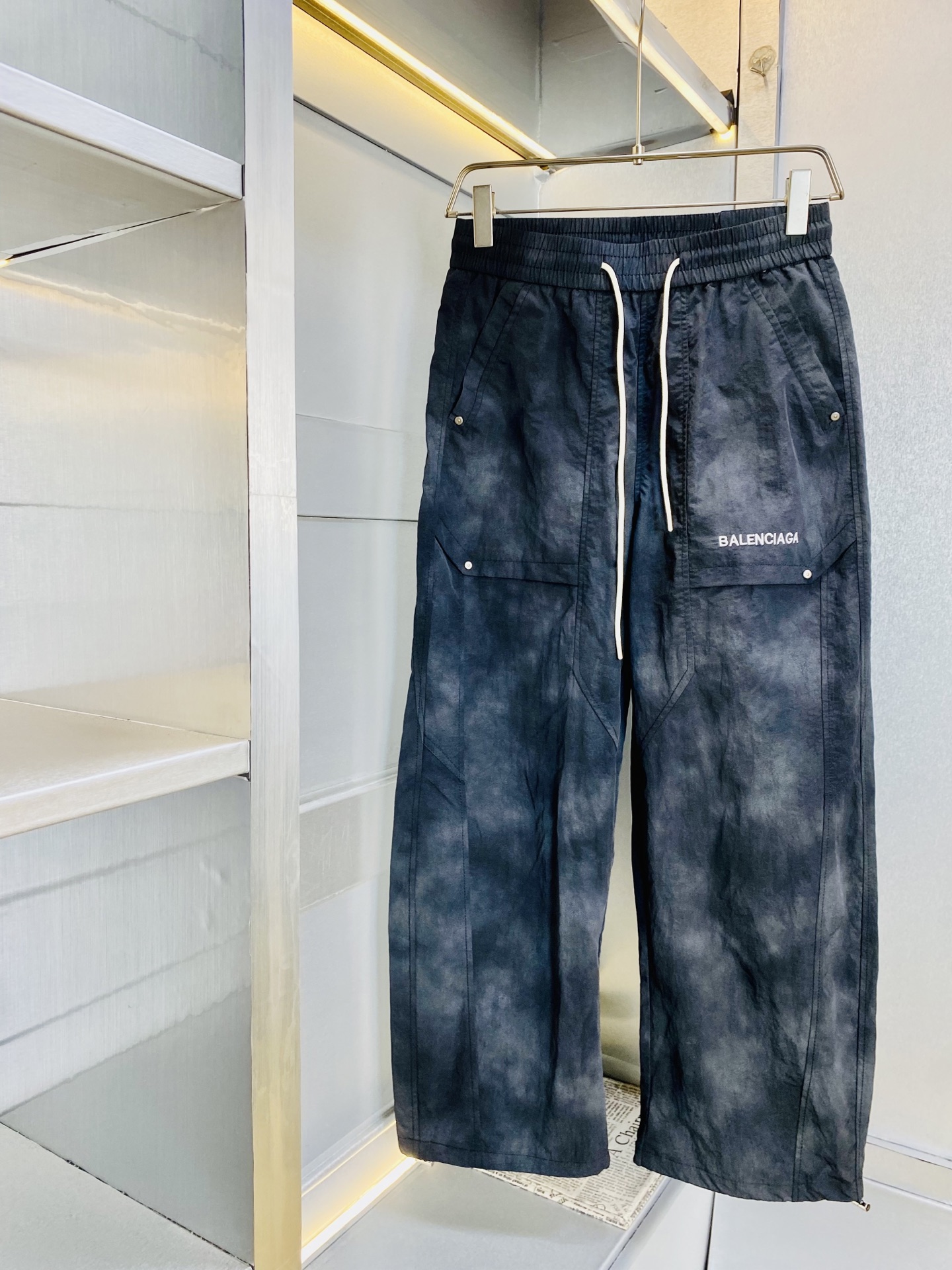 NO:914333,The original item from the official website can wear 210 pounds. Balenciaga is simple and fashionable. Casual pants, sweatpants, elastic trousers, trousers, straight-leg trousers, quick-drying trousers, very comfortable to wear, low-key yet luxurious. It is very classy to wear, and the trousers style and tailoring need no introduction. The upper body is exquisite and vivid. Really first-class and top-quality materials. Really palace-level casual trousers and elastic pants, using Turkish cotton to produce the most famous denim fabric.  The quality is outstanding, the pants are very soft after heavy washing!  The straight-leg version is not picky, the upper body is absolutely stylish, the expert design is extremely luxurious. Size: M-3XL,,balenciaga,balenciaga,19860909官网原单货 可穿210斤 巴黎世家Balenciaga 简约时尚 休闲裤卫裤松紧裤长裤直筒裤速干裤身穿着非常舒适 低调不失奢华 穿出去非常有档次,裤型款式和裁剪亦无需多言 上身精致跃然.真正一等一顶级质料 真正殿堂级的休闲裤松紧裤,选用土耳其的棉花 生产出最有名的单宁布 品质卓然,经过重水洗使得裤子很柔软！直脚的版型 不挑人 上身绝对的有型 达人设计 极度奢华.码数:M-3XL,,balenciaga,balenciaga,,Men's clothing