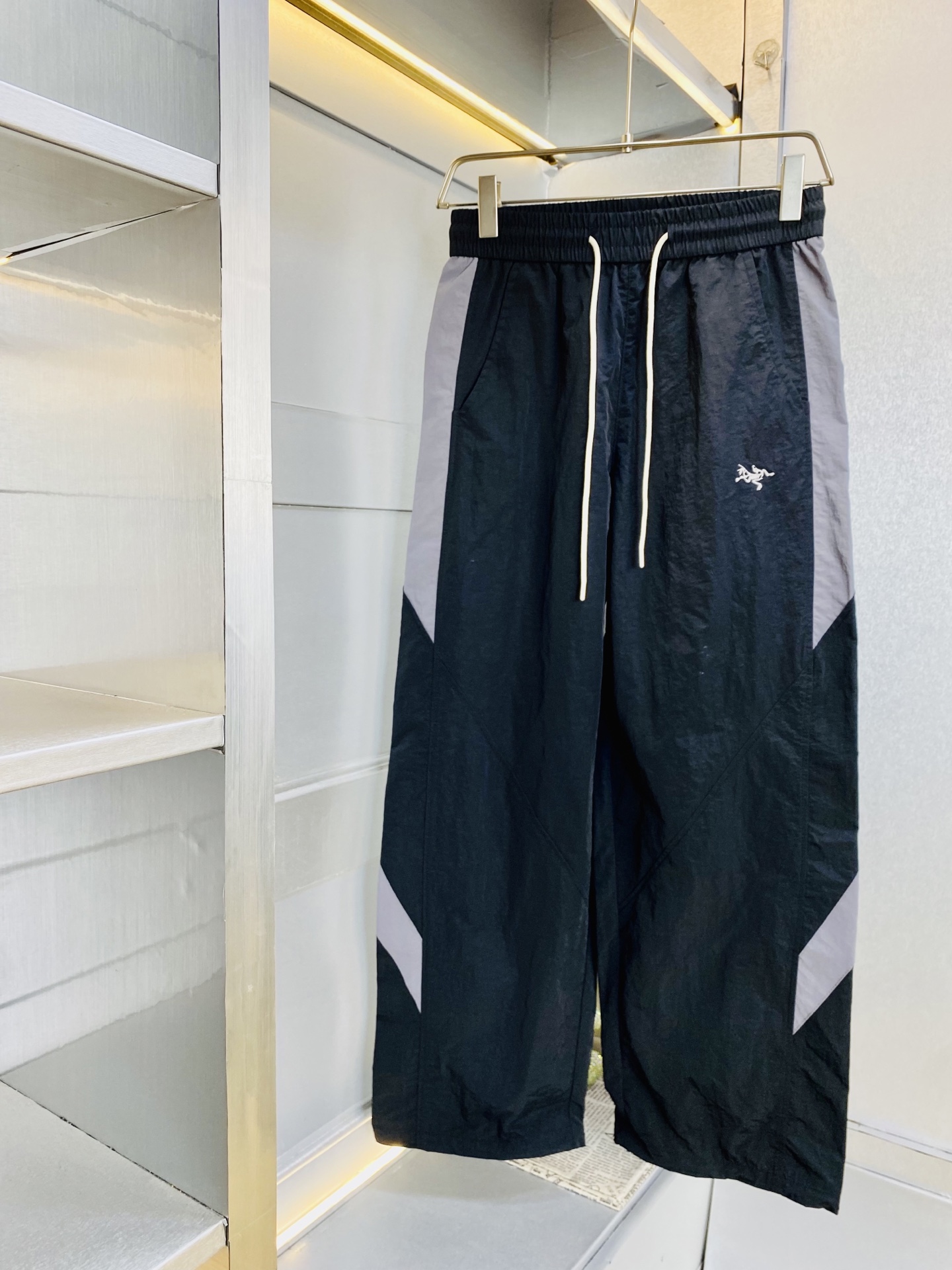 NO:914336,The original item from the official website can wear 210 pounds. Arcteryx is simple and fashionable. Casual pants, sweatpants, elastic pants, trousers, straight-leg pants, quick-drying pants, very comfortable to wear, low-key yet luxurious. It is very classy to wear, and the style and tailoring of the pants need not be said. The upper body is exquisite and vivid. Really first-class and top-quality materials. Really palace-level casual pants and elastic pants, using Turkish cotton to produce the most famous denim fabric.  The quality is outstanding, the pants are very soft after heavy washing!  The straight-leg version is not picky, the upper body is absolutely stylish, the expert design is extremely luxurious. Size: M-3XL, arc'teryx,19860909官网原单货 可穿210斤 始祖鸟Arcteryx 简约时尚 休闲裤卫裤松紧裤长裤直筒裤速干裤身穿着非常舒适 低调不失奢华 穿出去非常有档次,裤型款式和裁剪亦无需多言 上身精致跃然.真正一等一顶级质料 真正殿堂级的休闲裤松紧裤,选用土耳其的棉花 生产出最有名的单宁布 品质卓然,经过重水洗使得裤子很柔软！直脚的版型 不挑人 上身绝对的有型 达人设计 极度奢华.码数:M-3XL,arc'teryx,,Men's clothing