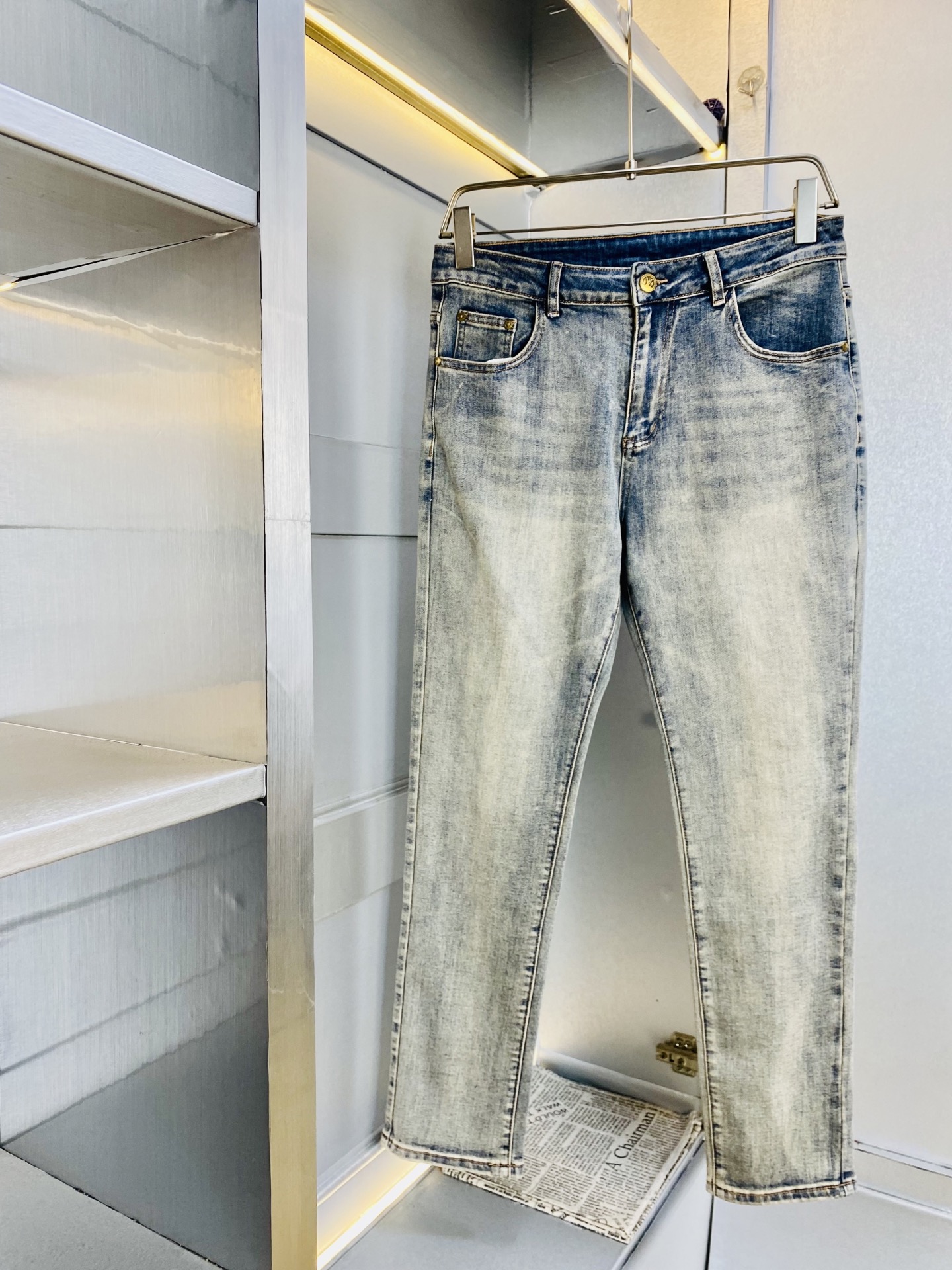 NO:914341,The same style is available on the official website. Louis Vuitton Lv 2026 new summer stretch jeans are available at the counter simultaneously. Fashionable casual pants, straight-leg jeans with small feet, imported original fabrics, comfortable and breathable upper body, top-notch craftsmanship hardware accessories. Extremely high grade, super correct version, fashionable and stylish upper body!  A wardrobe essential!  Sizes 28-38 (one size smaller),,louis vuitton,louis vuitton,jeans,19860909官网同款有售 路易威登Lv 2026夏季弹力牛仔裤新款专柜同步有售,时尚休闲裤直筒小脚牛仔裤,进口原版面料,上身舒适透气,顶级工艺五金配饰.档次极高,版型超正,上身时尚有型！衣橱必备单品！尺码28-38（码数偏小一码）,,louis vuitton,louis vuitton,jeans,,Men's clothing