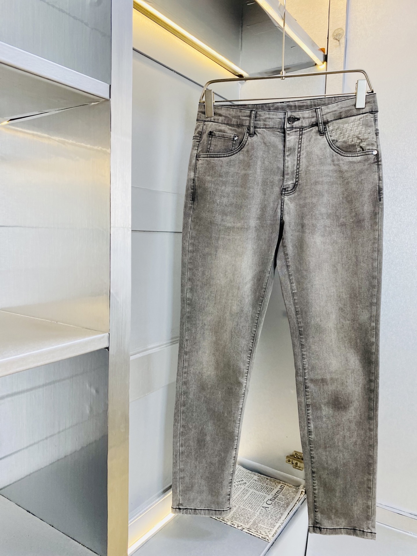 NO:914343,The same style is available on the official website. Fendi 2026 new summer stretch jeans are available at the counter at the same time. Fashionable casual pants, straight leg jeans, imported original fabrics, comfortable and breathable upper body, top craftsmanship hardware accessories. Extremely high grade, super correct version, fashionable and stylish upper body!  A wardrobe essential!  Size 29-38,,fendi,fendi,jeans,19860909官网同款有售 芬迪Fendi 2026夏季弹力牛仔裤新款专柜同步有售,时尚休闲裤直筒小脚牛仔裤,进口原版面料,上身舒适透气,顶级工艺五金配饰.档次极高,版型超正,上身时尚有型！衣橱必备单品！尺码29-38,,fendi,fendi,jeans,,Men's clothing