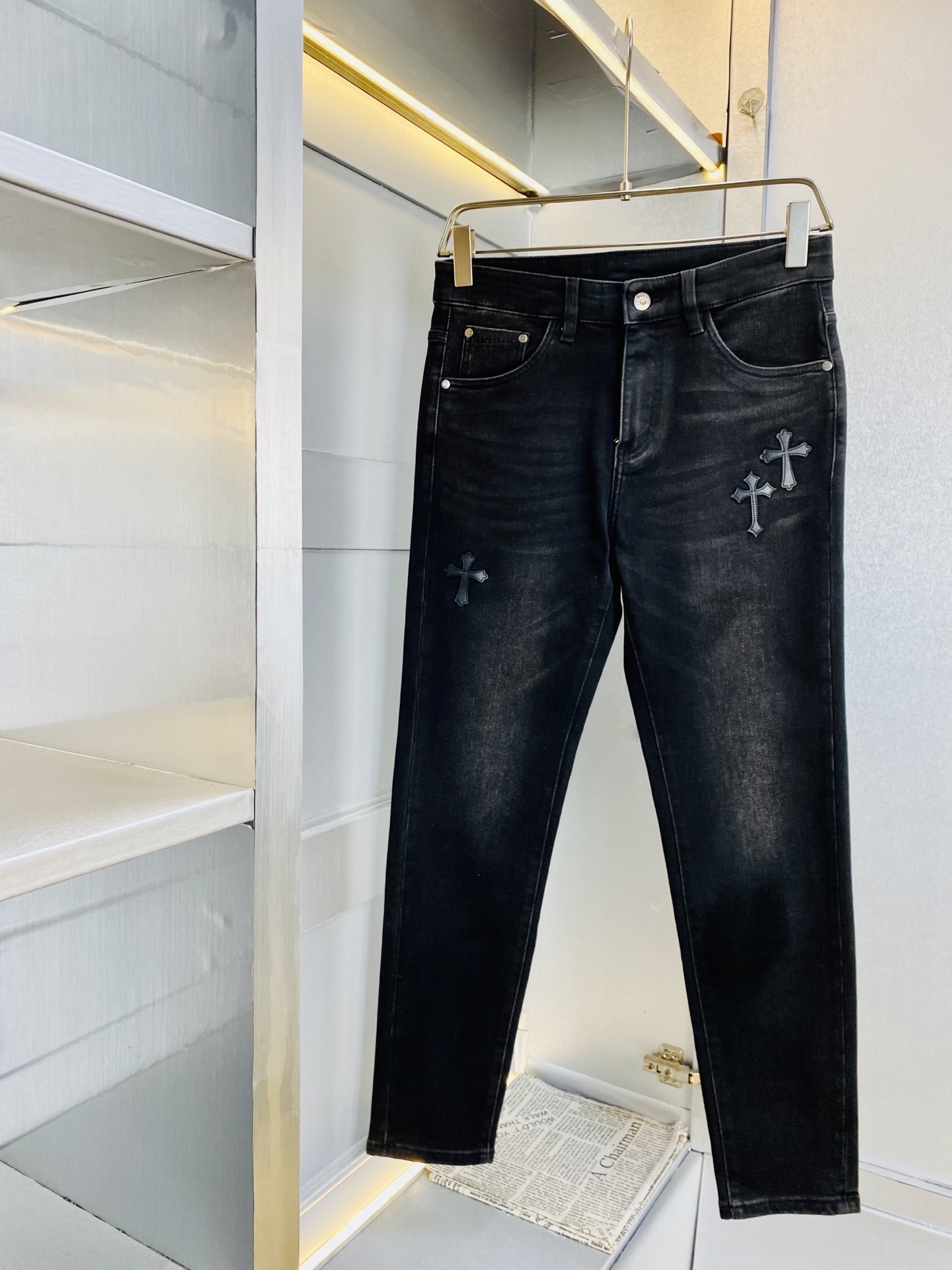 NO:914347,The same model is available on the official website. Chrome Hearts 2026 new summer stretch jeans are available at the counter at the same time. Fashionable casual pants straight leg jeans, imported original fabrics, upper body comfortable and breathable, top craftsmanship hardware accessories. Extremely high grade, super correct version, fashionable and stylish upper body!  A wardrobe essential!  Size 29-38,,chrome hearts,chrome hearts,jeans,19860909官网同款有售 克罗心Chrome Hearts 2026夏季弹力牛仔裤新款专柜同步有售,时尚休闲裤直筒小脚牛仔裤,进口原版面料,上身舒适透气,顶级工艺五金配饰.档次极高,版型超正,上身时尚有型！衣橱必备单品！尺码29-38,,chrome hearts,chrome hearts,jeans,,Men's clothing