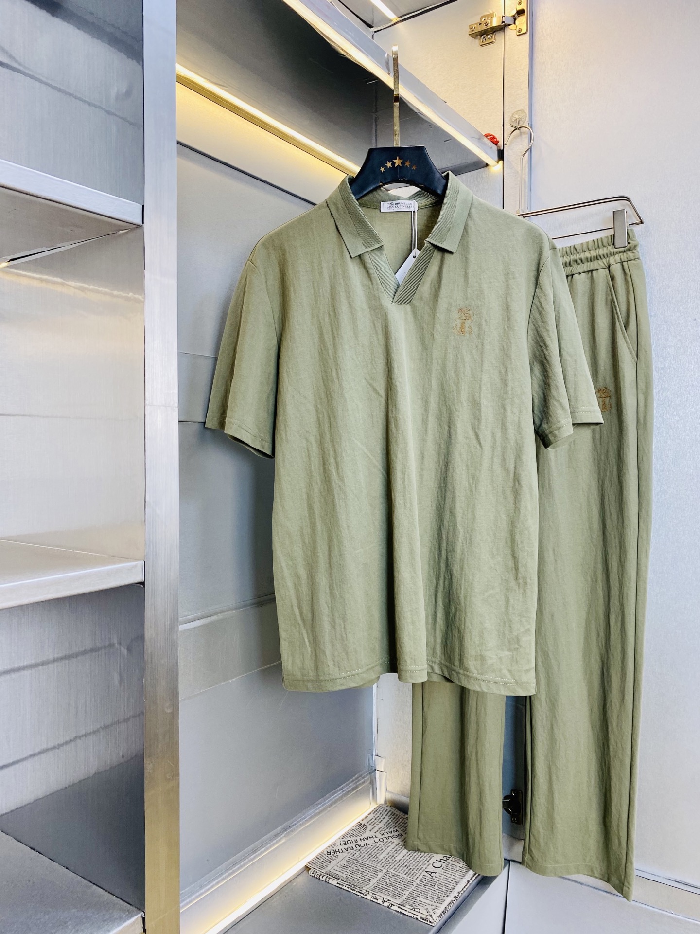 NO:903254,The original item from the official website can wear 210 pounds BC, simple and fashionable, new cotton and linen suit, short-sleeved suit and trousers suit. It is very comfortable to wear, low-key yet luxurious. It is very classy to wear, and the trousers style and tailoring need no introduction. The upper body is exquisite and vivid. Really first-class and top-quality materials. Really top-grade casual pants and elastic pants, using Turkish cotton to produce the most famous denim fabric. The quality is outstanding, and the trousers are very soft after heavy washing!  The straight-leg version is not picky and the upper body is absolutely stylish and extremely luxurious. Size: M-4XL, T-shirt,19860909官网原单货 可穿210斤 BC 简约时尚 新款棉麻麻料套装短袖套装长裤套装 身穿着非常舒适 低调不失奢华 穿出去非常有档次,裤型款式和裁剪亦无需多言 上身精致跃然.真正一等一顶级质料 真正殿堂级的休闲裤松紧裤,选用土耳其的棉花 生产出最有名的单宁布 品质卓然,经过重水洗使得裤子很柔软！直脚的版型 不挑人 上身绝对的有型 极度奢华.码数:M-4XL,,T-shirt,,Men's clothing