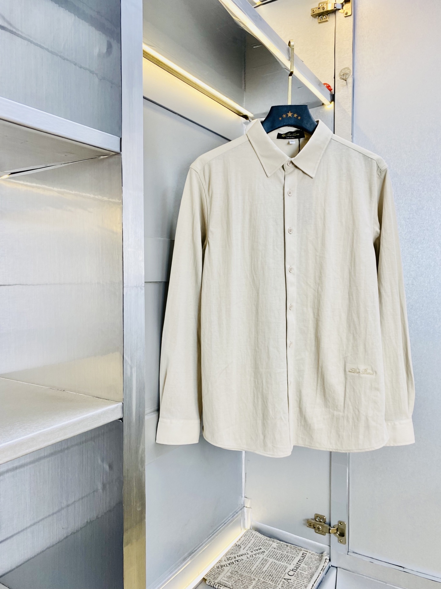 NO:903247,Can wear 210 pounds. Nuoyou Piana Lp. Original quality. 2026 latest model. Cotton, linen and linen long-sleeved shirts. Selected counter-customized top-quality long-sleeved shirts. Imported fabrics with original wash marks. All details are perfectly made and reproduced 1:1. 100% authentic. Original hardware. Buttons with LOGO. High-end customized accessories. Original factory. The upper body effect is great. Size M-4XL, loro piana, shirts,19860909可穿210斤 诺悠翩雅Lp 原单品质 2026最新款 棉麻麻料长袖衬衫精选专柜订制顶级长袖衬衣 进口面料带原版洗水唛 所有细节做工完美1比1复刻 还原正品百分百 原版五金 纽扣带LOGO 高端订制辅料 原厂原标 上身效果超赞 码数M-4XL,,loro piana,shirts,,Men's clothing