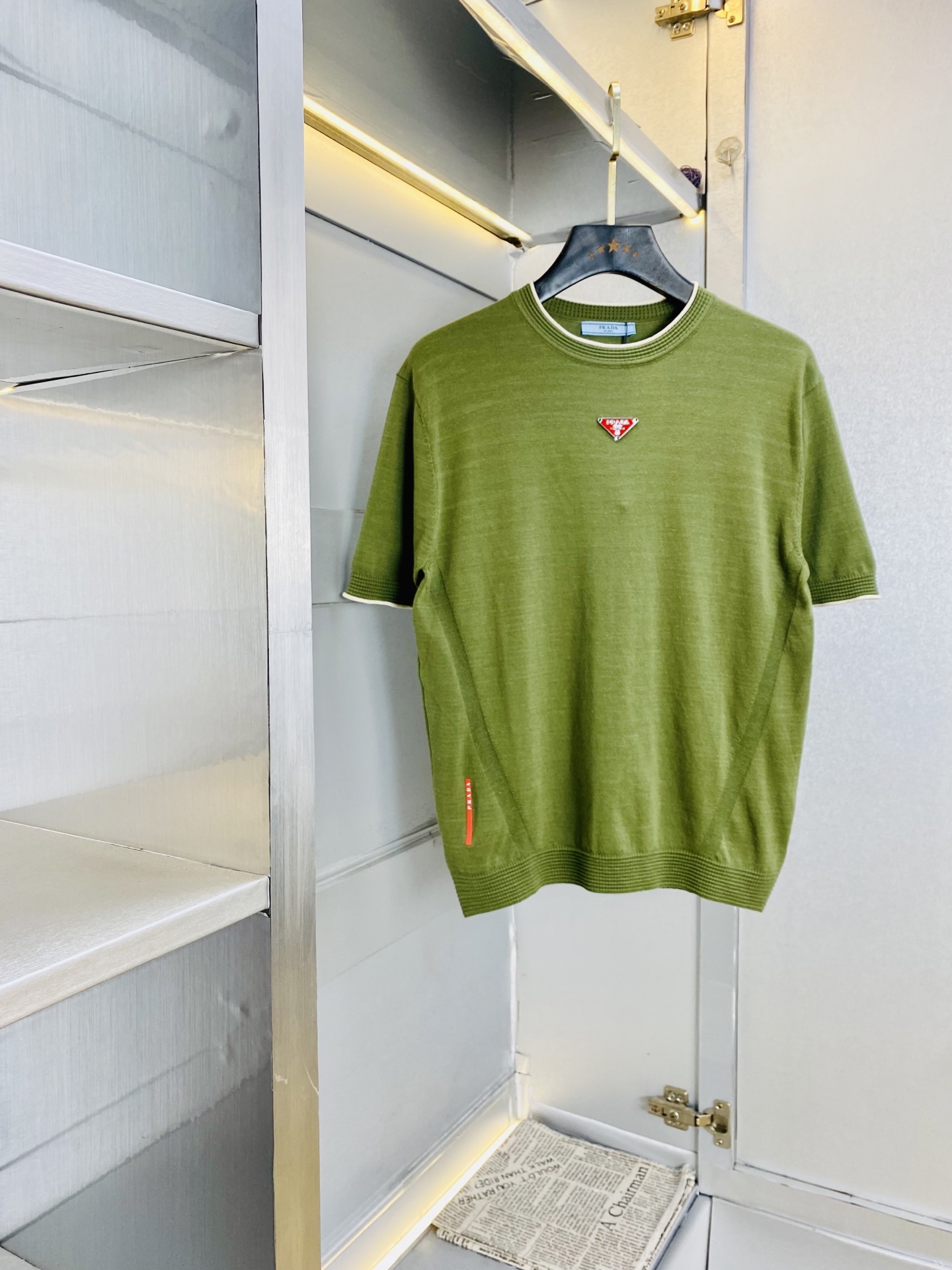 NO:903216,Wear 220 pounds. Prada. Original quality. 2026 latest knitted short-sleeved. Selected counter-customized top-grade Tencel fabric. Cool and breathable. All details are perfect and 1:1 replica. Restore 100% original. Original hardware. High-end customized accessories. Original factory original label. The upper body effect is great. Size: M-4XL,, prada, prada, T-shirt,19860909可穿220斤 普拉达Prada 原单品质 2026最新款针织短袖 精选专柜订制顶级天丝面料 凉快透气所有细节做工完美1比1复刻 还原正品百分百 原版五金 高端订制辅料 原厂原标 上身效果超赞 码数 M-4XL,,prada,prada,T-shirt,,Men's clothing