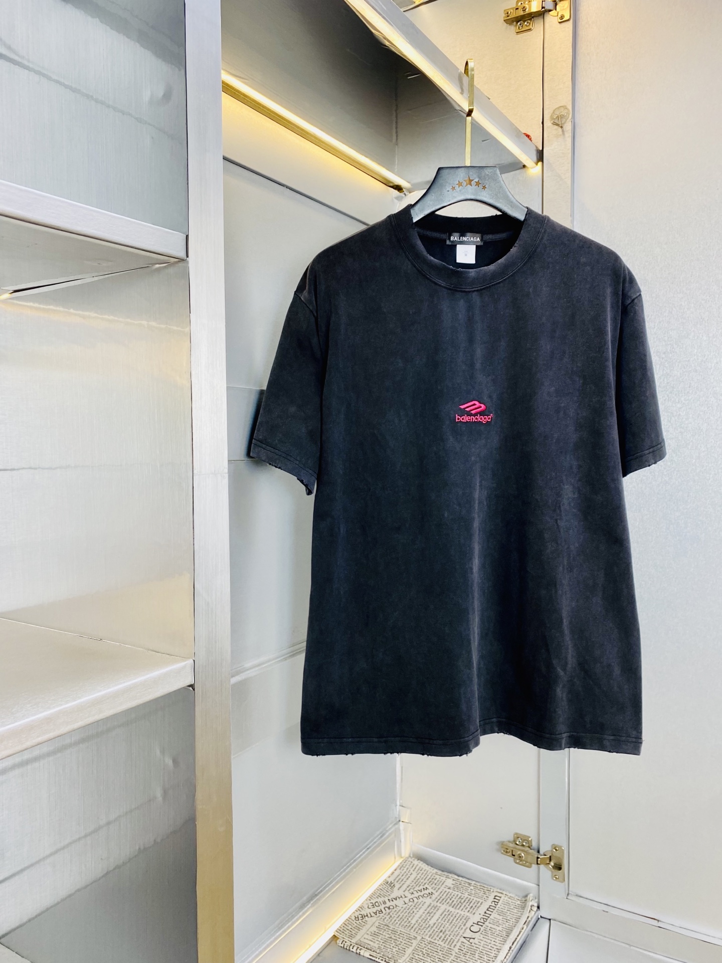NO:914349,Wearing 240 pounds, Good news for fat people, Balenciaga couple's clothing, original order quality, 2026 latest men's short-sleeved T-shirt, selected counter custom-made top-grade high-weight pure cotton imported fabrics, all details are perfectly made, 1:1 replica, 100% authentic, original hardware, high-end customized accessories, original factory original label, the upper body effect is amazing!  The size is too large S-3XL (175/130 pounds wear S),,balenciaga,balenciaga,T-shirt,tees,t-shirt,19860909穿240斤 胖子福音 情侣装巴黎世家Balenciaga 原单品质 2026最新款 男装短袖T恤 精选专柜订制顶级高克重纯棉进口面料 所有细节做工完美1比1复刻 还原正品百分百 原版五金 高端订制辅料 原厂原标 上身效果超赞！码数偏大S-3XL(175/130斤穿S),,balenciaga,balenciaga,T-shirt,tees，t-shirt,,Men's clothing