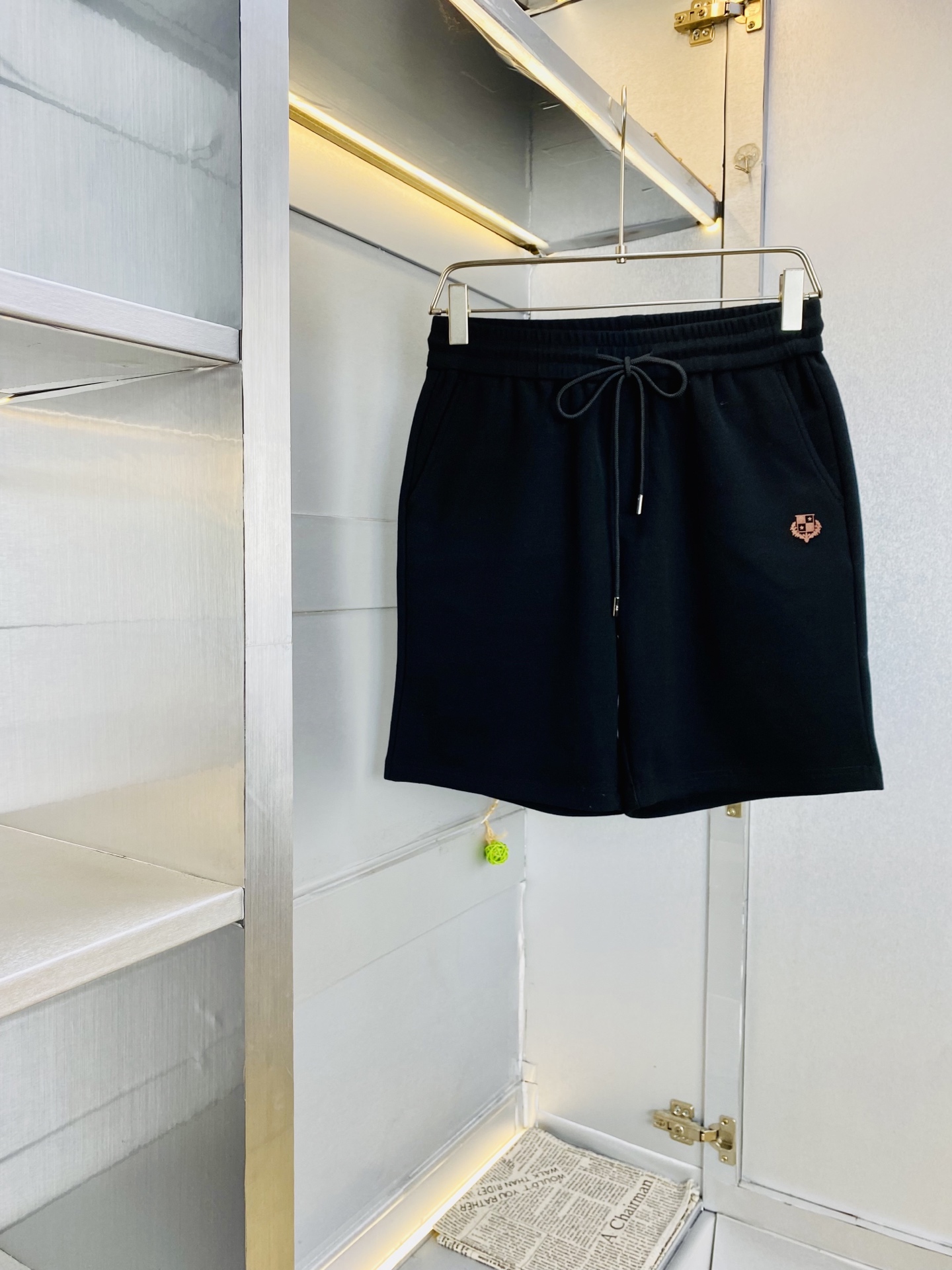 NO:914353,Good news for fat people for couples. Wearable under 220 pounds. Nuoyoupanya Lp. Highly recommended!  2026 spring and summer essential counter series, the latest shorts, beach pants, three-quarter length pants, casual pants, high-end custom-made original hardware, the upper body effect is super correct, the leg lines are fully highlighted, all imported fabrics are supplied by customers, the texture is tight and delicate, the upper body is very comfortable and stylish, and it is extremely practical and versatile, it is worth buying!  Old customers must receive recommendations!  Size:M-4XL,,loro piana,shorts,19860909情侣款胖子福音 220斤可穿 诺悠翩雅Lp 重磅推荐！2026春夏必备专柜系列最新款短裤沙滩裤五分裤休闲裤高端订制原版五金 上身效果超正,腿部线条完全得到彰显,全客供进口面料 纹理 紧致细腻,上身非常舒适有型,而且极为实穿百搭,非常值得入手！老客户必收推荐！ 码数:M-4XL,,loro piana,shorts,,Men's clothing