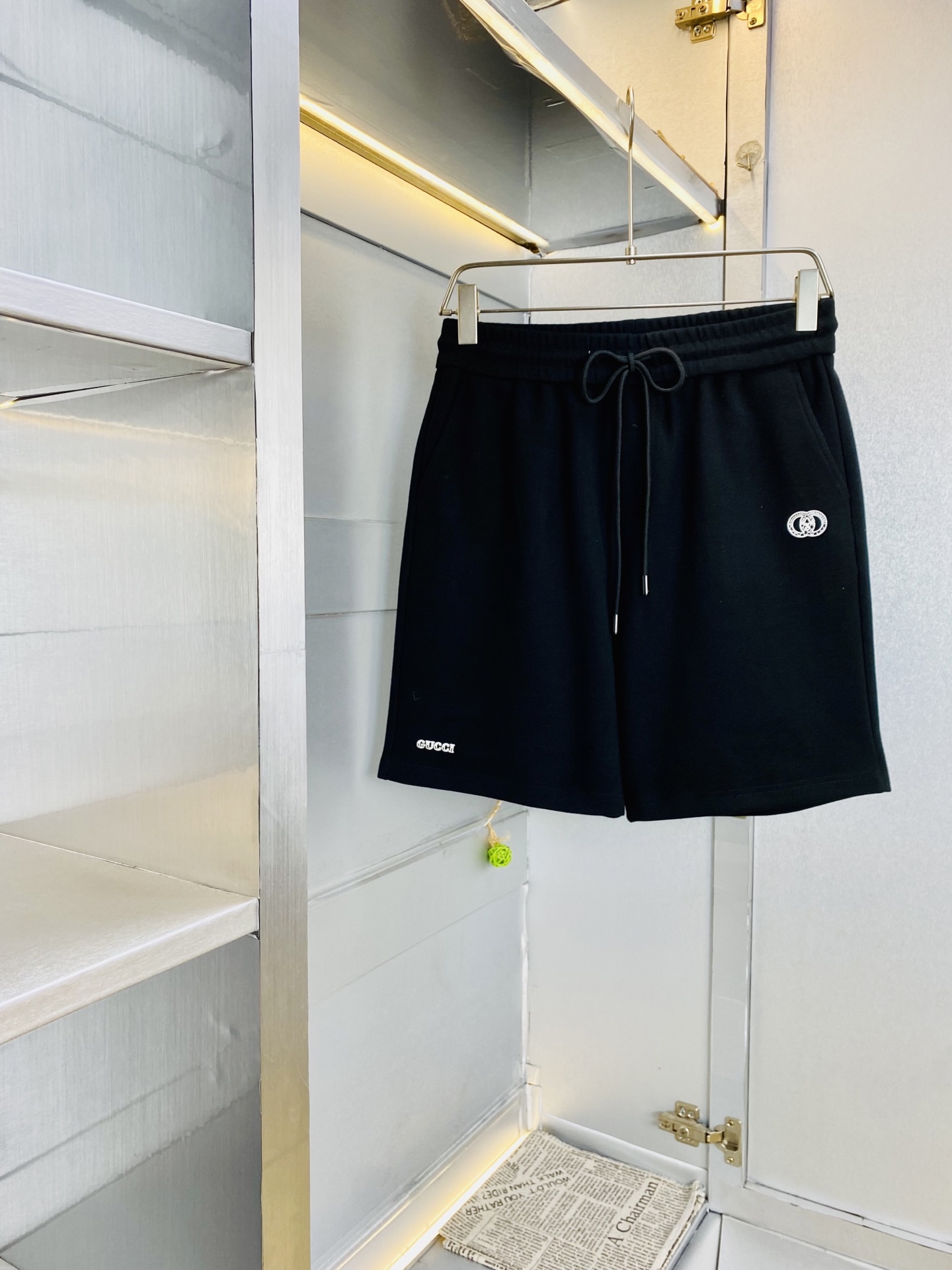 NO:914355,Good news for fat people who weigh 220 pounds and can wear Gucci. Highly recommended!  2026 spring and summer essential counter series, the latest shorts, beach pants, three-quarter length pants, casual pants, high-end custom-made original hardware, the upper body effect is super correct, the leg lines are fully highlighted, all imported fabrics are supplied by customers, the texture is tight and delicate, the upper body is very comfortable and stylish, and it is extremely practical and versatile, it is worth buying!  Old customers must receive recommendations!  Size: M-4XL,,gucci,shorts,19860909情侣款胖子福音 220斤可穿 古奇Gucci 重磅推荐！2026春夏必备专柜系列最新款短裤沙滩裤五分裤休闲裤高端订制原版五金 上身效果超正,腿部线条完全得到彰显,全客供进口面料 纹理 紧致细腻,上身非常舒适有型,而且极为实穿百搭,非常值得入手！老客户必收推荐！ 码数:M-4XL,,gucci,shorts,,Men's clothing