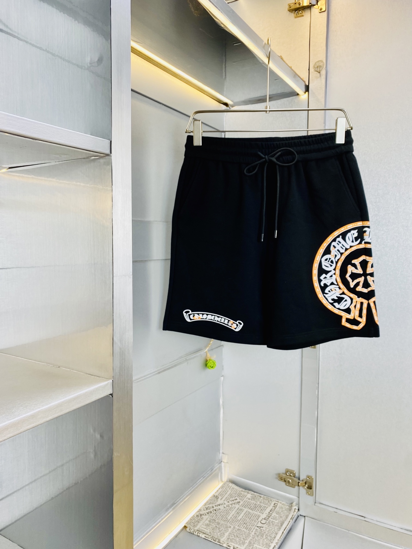 NO:914340,Good news for fat people for couples, Chrome Hearts can be worn under 220 pounds. Highly recommended!  2026 spring and summer essential counter series, the latest shorts, beach pants, three-quarter length pants, casual pants, high-end custom-made original hardware, the upper body effect is super correct, the leg lines are fully highlighted, all imported fabrics are supplied by customers, the texture is tight and delicate, the upper body is very comfortable and stylish, and it is extremely practical and versatile, it is worth buying!  Old customers must receive recommendations!  Code number: M-4XL,,chrome hearts,chrome hearts,shorts,19860909情侣款胖子福音 220斤可穿 克罗心Chrome Hearts 重磅推荐！2026春夏必备专柜系列最新款短裤沙滩裤五分裤休闲裤高端订制原版五金 上身效果超正,腿部线条完全得到彰显,全客供进口面料 纹理 紧致细腻,上身非常舒适有型,而且极为实穿百搭,非常值得入手！老客户必收推荐！ 码数:M-4XL,,chrome hearts,chrome hearts,shorts,,Men's clothing