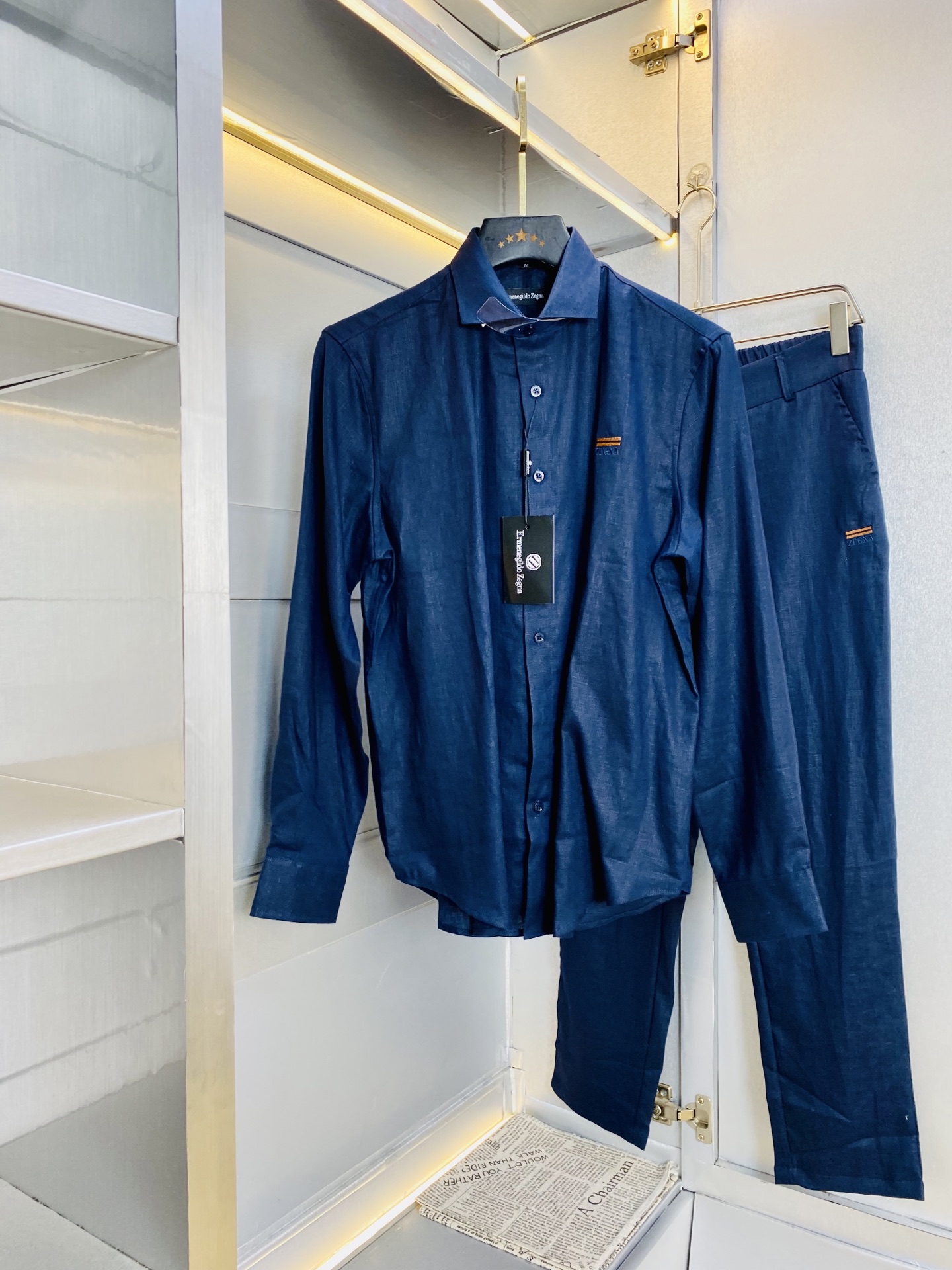 NO:914342,Original item from the official website Zegna, simple and fashionable, new summer long-sleeved shirt suit, long-sleeved shirt suit, trousers suit, very comfortable to wear, low-key yet luxurious, very classy to wear, and the trousers style and tailoring need no introduction. The upper body is exquisite and vivid. Real first-class top quality materials. Really top-grade casual pants and elastic pants, using Turkish cotton to produce the most famous denim fabric. The quality is outstanding, and the trousers are very soft after heavy washing!  The straight-leg version is not picky and the upper body is absolutely stylish and extremely luxurious. Size: M-3XL (175/130 pounds wear M),,zegna,shirts,19860909官网原单货 杰尼亚Zegna 简约时尚 夏季新款长袖衬衣套装长袖衬衫套装长裤套装 身穿着非常舒适 低调不失奢华 穿出去非常有档次,裤型款式和裁剪亦无需多言 上身精致跃然.真正一等一顶级质料 真正殿堂级的休闲裤松紧裤,选用土耳其的棉花 生产出最有名的单宁布 品质卓然,经过重水洗使得裤子很柔软！直脚的版型 不挑人 上身绝对的有型 极度奢华.码数:M-3XL（175/130斤穿M）,,zegna,shirts,,Men's clothing