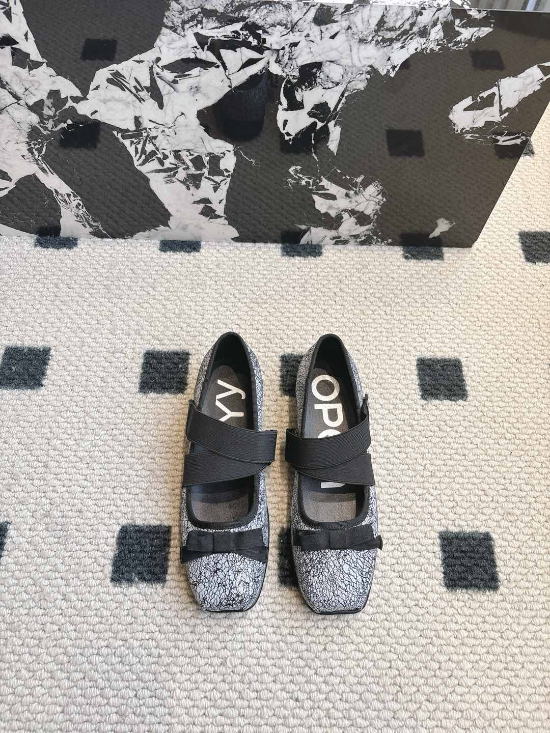 NO:235498,Korean niche brand OPEN YY spring and summer show ballet shoes. I fell in love with this shoe at first sight. It looks good with a little retro flavor and it is easy to match!  All major internet celebrity bloggers are wearing it. The whole shoe is very soft, easy to wear without scratching the feet, full cowhide, cracked cowhide, original mold open sole, size 35-40 (40 custom made without return, ballet shoes, cowhide19860909韩国小众品牌OPEN YY春夏走秀款芭蕾舞鞋 第一眼看到这个鞋子就爱上了,带点复古味随意搭配都好看！各大网红博主都在穿它,整个鞋子非常柔软,好穿不磨脚鞋面全牛皮爆裂纹牛皮 原版开模大底 码数35-40（40定制不退换,芭蕾舞鞋,cowhide,Women's Shoes