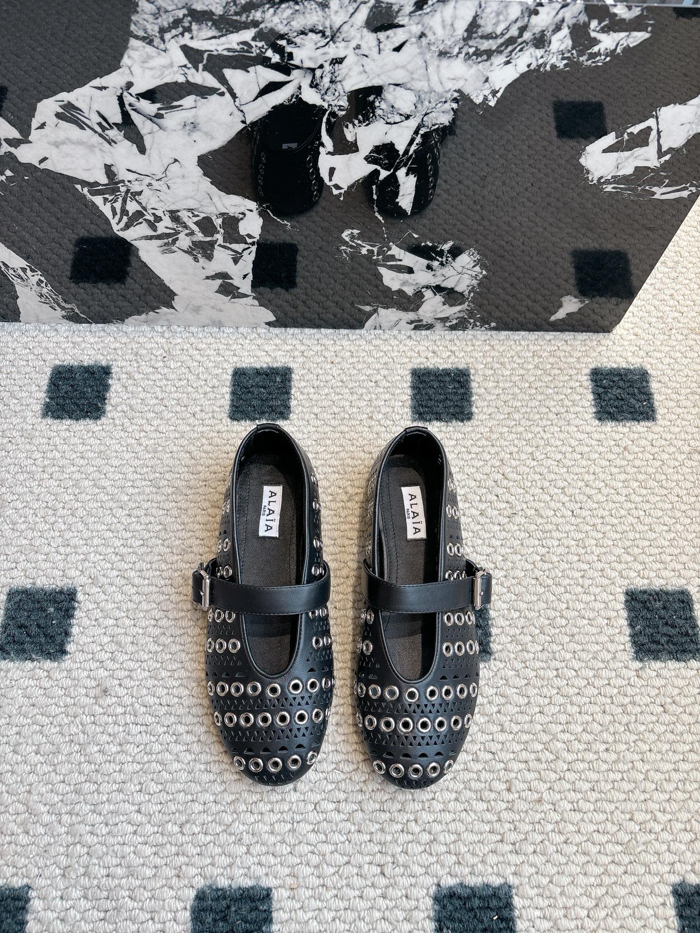 NO:165109,Exclusive new product Alaia 24/ catwalk flat-sole nailed ballet shoes. Alaia is ultimate comfort and versatile. The cross-belt design has a ballet feeling. The same style as Zhang Xiaohui. Sweet and cool ballet style. A popular ballet shoes, romantic and charming. Original custom suede in diamond buckle, sheepskin inner private mold rubber non-slip sole. Size 35-39 (40 customized products without return or exchange), ballet shoes, alaia, sheepskin, chamois leather19860909独家新品 Alaia 24/ 走秀款平底打钉芭蕾舞鞋 兜兜转转还得是Alaia 极致的舒适和百搭 交叉带的设计有种芭蕾舞的感觉 章小蕙同款 甜酷芭蕾风 人气超高的一款芭蕾舞鞋,浪漫又迷人 原版订制麂皮在钻扣 羊皮内里 私模橡胶防滑大底 码数35-39（40订做不退换）,芭蕾舞鞋,alaia,sheepskin,chamois leather,Women's Shoes