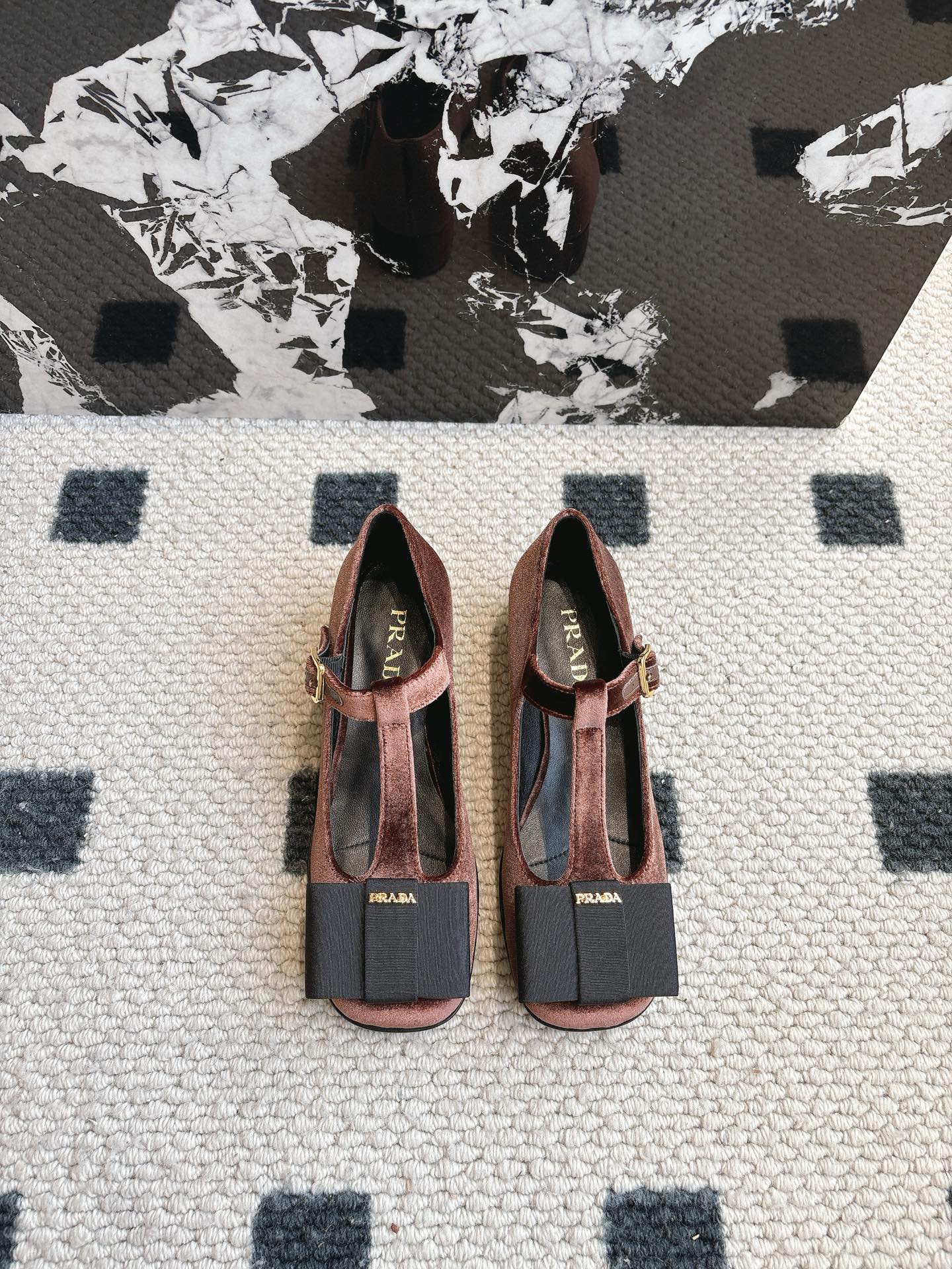 NO:234578,Prad* Prad* 25-year early spring new thick heel single shoes women's shoes round toe bow Mary Jane Classic and fashionable color scheme effortless elegance coming, fashionable, exquisite and beautiful toe, fashionable and simple, new daily slippers beautiful and elegant, super high-end, super good on the feet and can lengthen the legs. Velvet upper, imported sheepskin inside, outsole leather outsole, heel height 4.5CM, size 35-42 (40.41.42 size custom-made, no return or exchange), single shoes, prada, prada, mary jane, slippers, sheepskin, Leather soles19860909Prad*普拉达 25年早春新款粗跟单鞋女鞋圆头蝴蝶结玛丽珍 经典时尚配色 毫不费力的优雅风来袭 时髦 精致绝美包头 外穿时尚气质简约新款日常拖鞋美出高级感,上脚超好而且可以拉长腿型. 鞋面丝绒 内里进口羊皮 大底真皮大底 跟高4.5CM 码数35-42（40.41.42码定做不退不换）,单鞋,prada,prada,mary jane,slippers,sheepskin,Leather soles,Women's Shoes