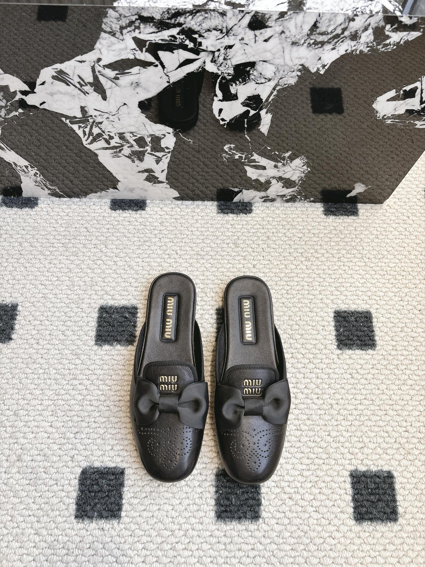 NO:234582,Miu Miu | Miu Miu 2025 early spring new product bow thick heel Mary Zhen, the counter mainly features the latest catwalk style. The bow retro Mary Zhen thick heel shoes are popular!  The high-quality products of Miao family, top-level craftsmanship creates a sense of precision quality, invincible comfort, and is definitely a love-loving model at first sight!  Fashionable and versatile, a must-have for everyone!  Upper top layer sheepskin Yangjing Inner li: imported sheepskin original Italian leather outsole Size: 35-39 (40.41 custom made without return) Semi-torror 230, Mary Jane, miumiu, mary jane, sheepskin, sheep, Leather soles19860909Miu Miu | 缪缪 2025早春新品蝴蝶结粗跟玛丽珍 专柜主打最新走秀款 蝴蝶结复古玛丽珍粗跟单鞋火爆上新！ 缪家高货 顶级工艺打造精品质感 无敌舒适 绝对是一见钟情款！时尚百搭,人手必备！ 鞋面头层羊皮 羊京 内里: 进口羊皮里 大底原版意大利真皮大底 码数: 35-39(40.41定制不退换） 半拖230,玛丽珍,miumiu,mary jane,sheepskin,sheep,Leather soles,Women's Shoes