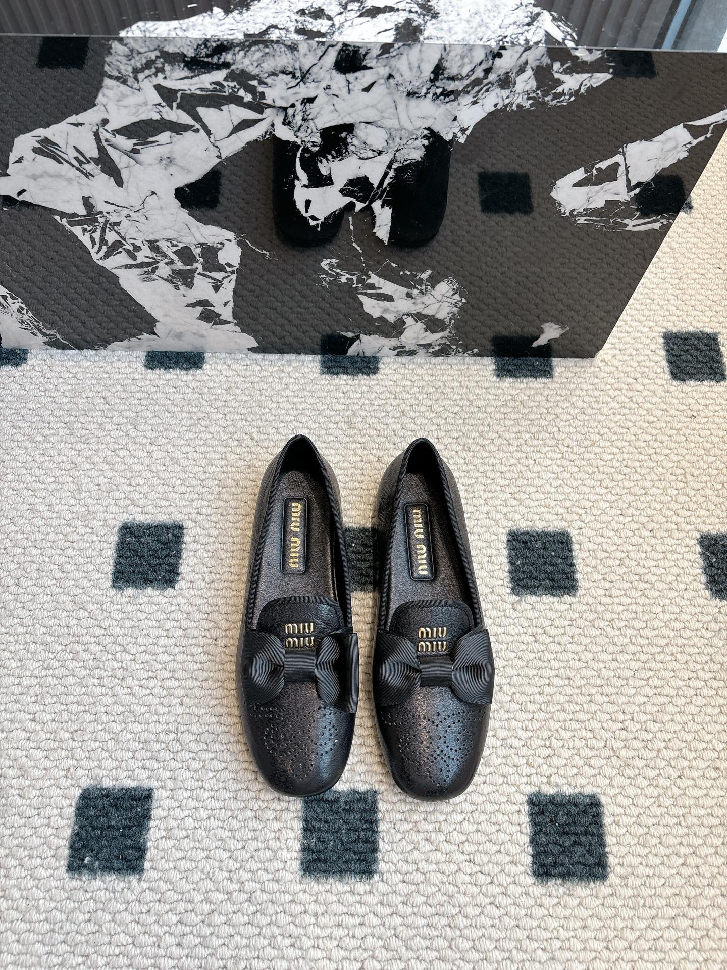 NO:234584,Miu Miu | Miu Miu 2025 early spring new product bow thick heel Mary Zhen, the counter mainly features the latest catwalk style. The bow retro Mary Zhen thick heel shoes are popular!  The high-quality products of Miao family, top-level craftsmanship creates a sense of precision quality, invincible comfort, and is definitely a love-loving model at first sight!  Fashionable and versatile, a must-have for everyone!  Upper top layer sheepskin Yangjing Inner li: imported sheepskin original Italian leather outsole Size: 35-39 (40.41 custom made without return) Semi-torror 230, Mary Jane, miumiu, mary jane, sheepskin, sheep, Leather soles19860909Miu Miu | 缪缪 2025早春新品蝴蝶结粗跟玛丽珍 专柜主打最新走秀款 蝴蝶结复古玛丽珍粗跟单鞋火爆上新！ 缪家高货 顶级工艺打造精品质感 无敌舒适 绝对是一见钟情款！时尚百搭,人手必备！ 鞋面头层羊皮 羊京 内里: 进口羊皮里 大底原版意大利真皮大底 码数: 35-39(40.41定制不退换） 半拖230,玛丽珍,miumiu,mary jane,sheepskin,sheep,Leather soles,Women's Shoes