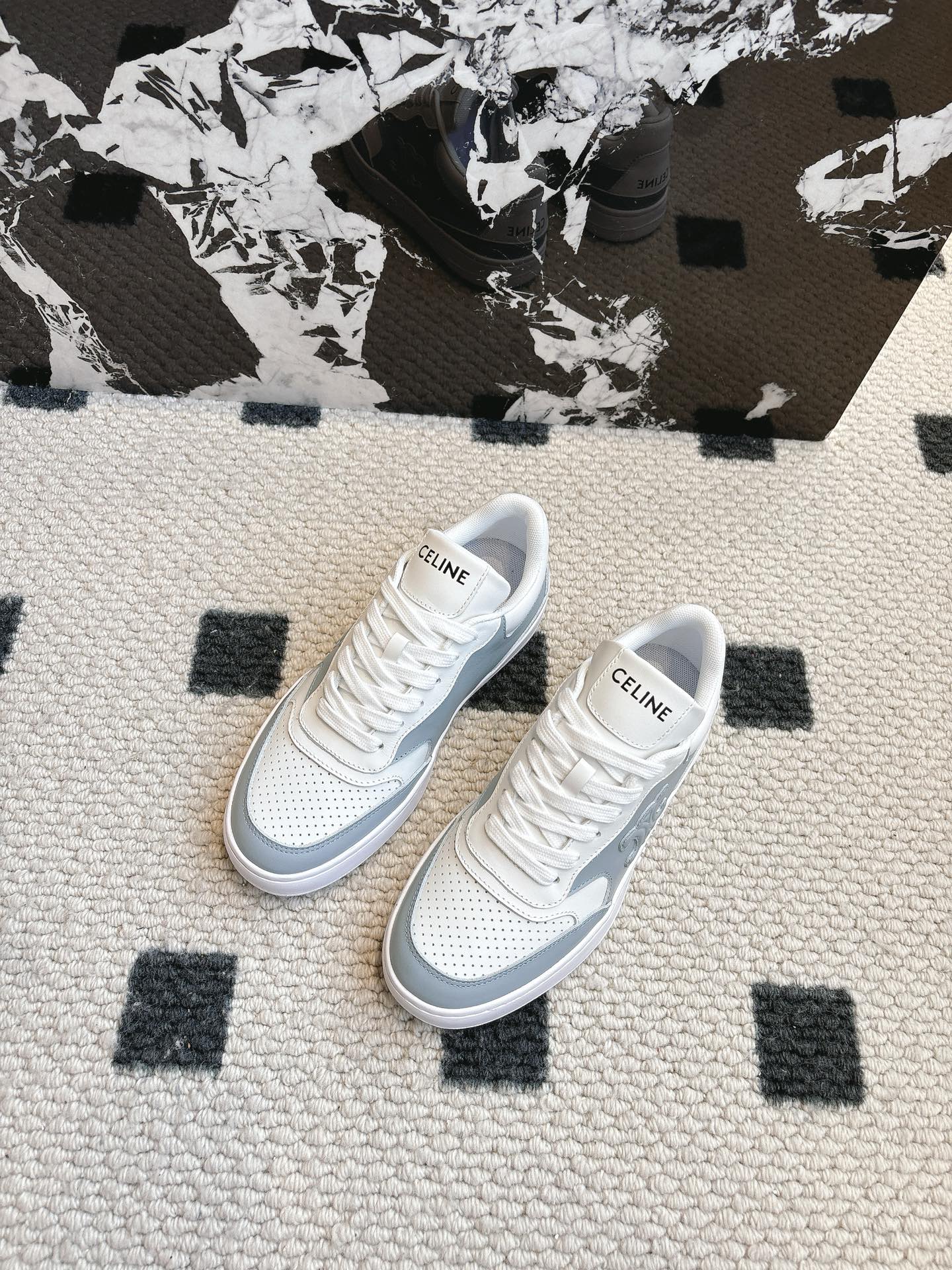 NO:164882,Celin* 25ss Spring and Summer New Style Board Shoes, Cookies, Small White Shoes, New Colors are coming, Super easy to walk, It's OK to walk, It's not tiring to walk, Original Created, All materials are perfect for the version, Iconic Triomphe pattern, front lace-up, round toe, and tongue footbeds are decorated with logos. The feet are really nice~ It won't look stupid, the feet are big, the short ones are a must-have!  Top layer cowhide cowhide inner Tpu injection molded outsole size 35-45 (40 customized non-return (men's size 10), casual shoes/sports shoes, celine, celine, sneakers, cowhide19860909Celin* 赛琳 25ss春夏季新款板鞋饼干鞋小白鞋 新色来袭 超级好走 妥妥好走不累 原版打造 所有材质完全对版 标志性 Triomphe 图案、正面系带、圆头、鞋舌垫脚饰有标志 上脚真的超级nice～不会显得很蠢脚大,矮子乐必备！ 头层牛皮面 牛皮内里 Tpu注塑成型大底 码数35—45（40定制不退换（男码10）,休闲鞋/运动鞋,celine,celine,sneakers,cowhide,Women's Shoes