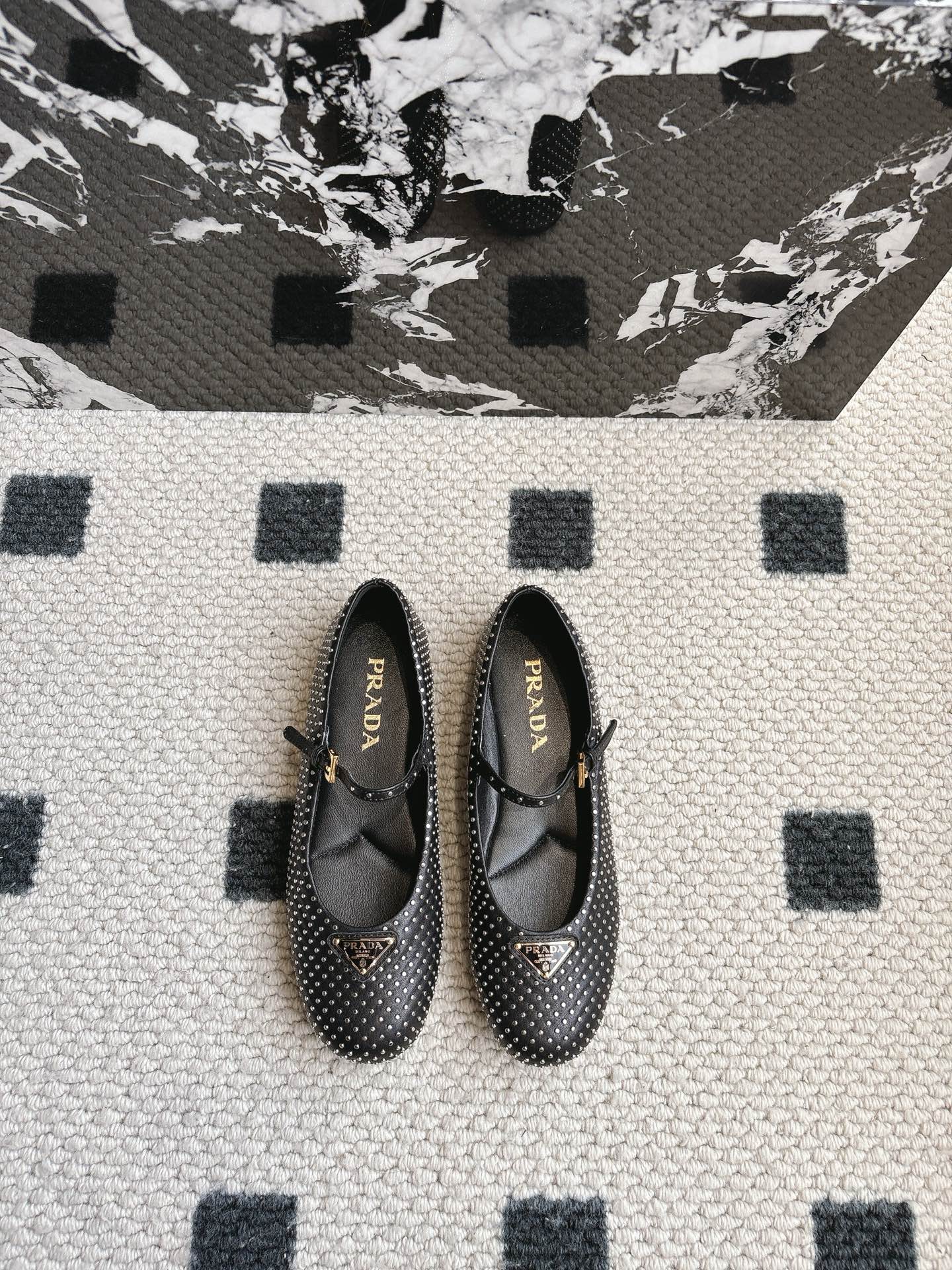 NO:234574,Purchase grade Prad* 25/ Silk Satin Mary Jane Ballet Shoes Prada Mary Jane So soft to take off prada The best flat sole in history. This spring and summer style has been replaced with a rubber sole, which saves the anti-slip sole, and the foot feels invincible!  It's soft and glutinous and not tired. It's really practical to wear when you make a bend of 90 degrees!  Upper sheepskin/silk satin sole anti-slip rubber outsole size 35-40 (40 custom made without return, Mary Jane, prada, mary jane, sheepskin, real silk19860909代购级 Prad* 25/ 真丝缎玛丽珍芭蕾舞鞋 Prada玛丽珍 软到起飞啊 prada 史上最好穿的平底了吧 这次春夏款换成了橡胶底,贴底防滑都省了,脚感无敌啊！软软糯糯暴走不累 90度打弯,真的是实穿呀！ 鞋面羊皮/真丝缎面 鞋底防滑橡胶大底 码数35-40（40定制不退换,玛丽珍,prada,mary jane,sheepskin,real silk,Women's Shoes