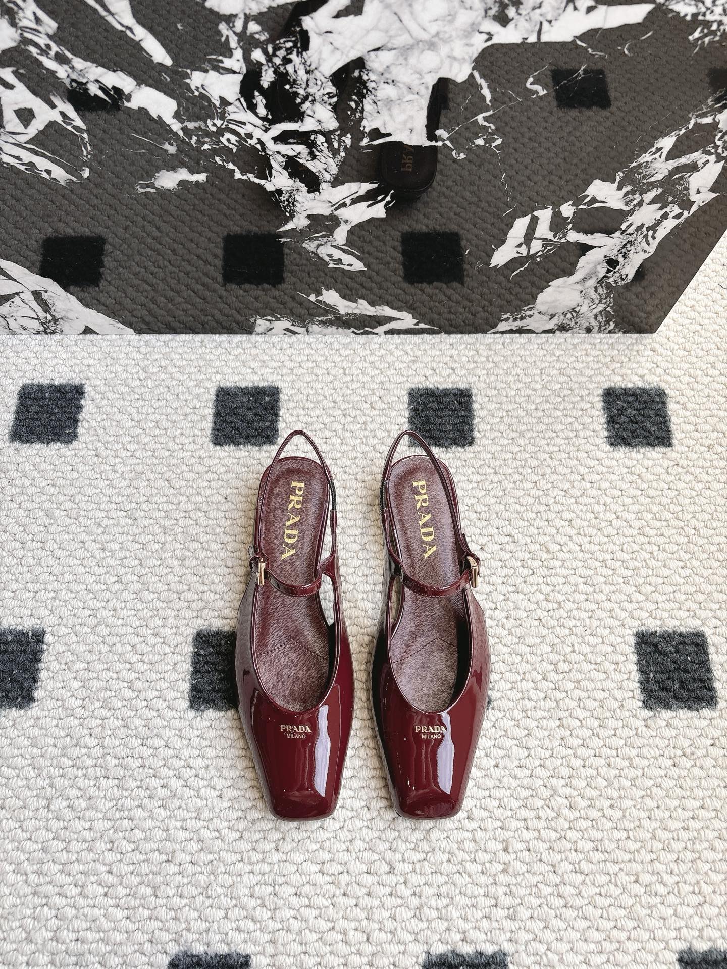 NO:234570,Prad* new small square head Mary Jane series, it looks slim on the feet, the most beautiful girl in the temperament, the best look of the upper cowhide, the inner footbed sheepskin Italian leather outsole Size 35-39 (34 40 41 Custom made), Mary Jane, prada, mary jane, cowhide, sheepskin, Leather soles19860909Prad*新款小方头玛丽珍系列 上脚真的很显瘦 气质小姐姐的心头爱 绝绝子好看 鞋面牛皮 内里垫脚羊皮 意大利真皮大底 尺码35-39（34 40 41定做）,玛丽珍,prada,mary jane,cowhide,sheepskin,Leather soles,Women's Shoes