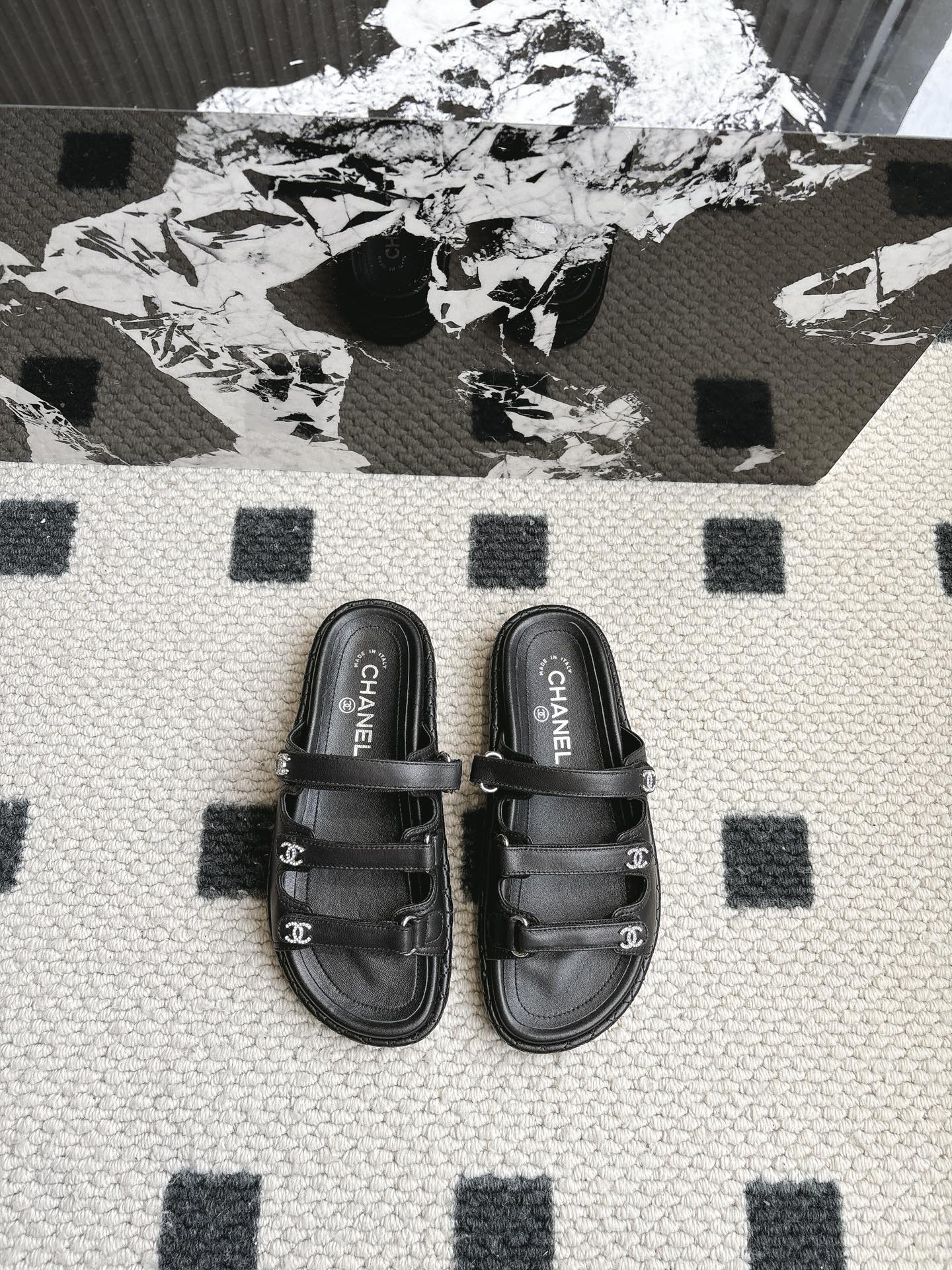 NO:234568,chane* 25 new Velcro sandals layout with foamed outsole!  Top version of the product!  Finally revisioned!  Changed from hard genuine leather bottom to foam bottom, super light and comfortable!  If you like it, you can finally get it with confidence!  The eye-catching but not exaggerated design is super daily and cool. It is super versatile whether paired with pants, sweatshirts or skirts. It looks good no matter how you wear it. The more you look at it, the more you like it! Imported cowhide on the upper, sheepskin in the footbed, original hardware buckle. They are all equipped with top-grade packaging for the counter!  Size: 35-41 (41 custom non-return and exchange, slippers, chanel, sandals, slippers, hoodie, sweatshirts, skirts, cowhide, sheepskin19860909chane* 25新魔术贴凉鞋版面 发泡大底！ 顶级对版货！ 终于改版啦！从硬硬的真皮底改成发泡底,超级轻便舒服！喜欢的终于可以放心入手啦！醒目而不浮夸的设计,超日常超酷, 无论搭配裤子卫衣或裙子都超级百搭,怎么穿都好看,越看越喜欢! 鞋面进口牛皮 垫脚内里羊皮,原版五金扣. 均配专柜顶级包装！ Size:35-41（41定制不退换,拖鞋,chanel,sandals,slippers,hoodie,sweatshirts,skirts,cowhide,sheepskin,Women's Shoes
