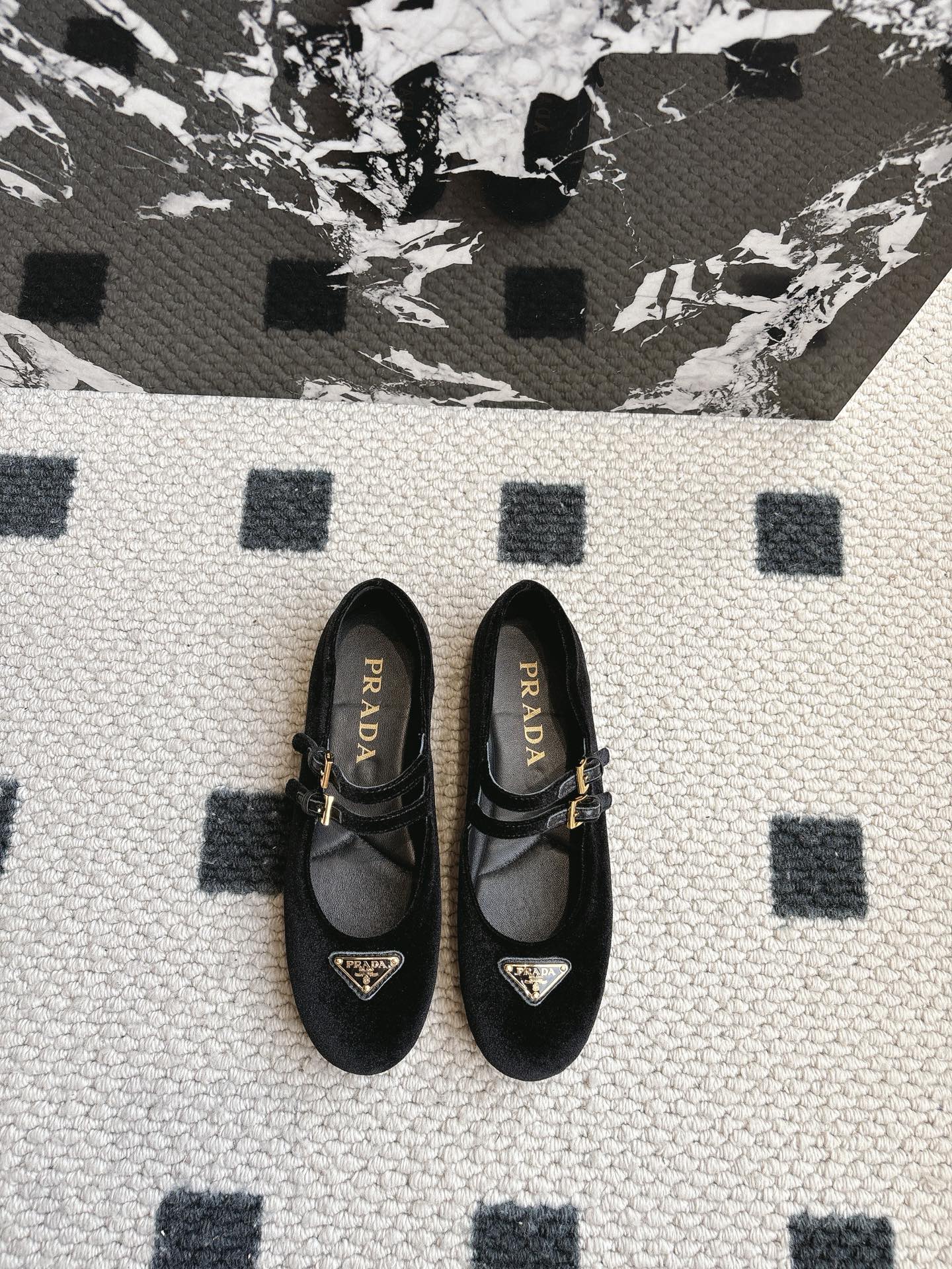 NO:234576,PRAD* newest triangle-shaped double-belt Mary Jane single shoes, flat design is super easy to wear, simple and atmospheric, original purchase 1:1, full of details, imported velvet upper, inner footbed sheepskin, original molded sole, size 35-39 (customized for 40 41), Mary Jane, prada, mary jane, sheepskin19860909PRAD*新款三角标双带玛丽珍单鞋 平底设计超好穿 简约大气 原版购入1:1打造 细节感拉满 鞋面进口天鹅绒 内里垫脚羊皮 原版开模大底 尺码35-39（40 41定做）,玛丽珍,prada,mary jane,sheepskin,Women's Shoes