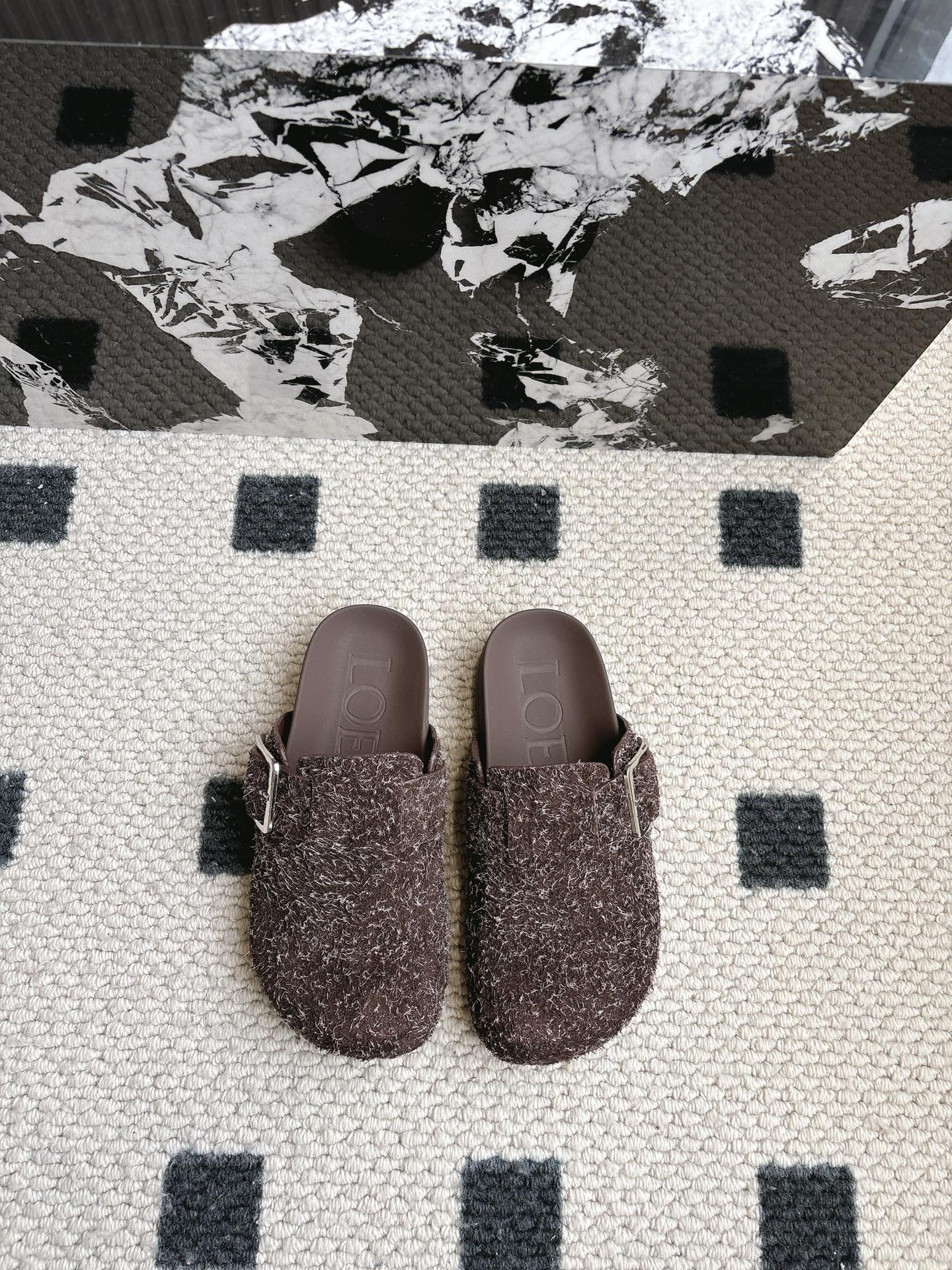 NO:234565,Top quality Loewe ss25 new arrival~ Loewe 2025 spring and summer new product｜Bernster semi-torch Cute and interesting round toe paired with generous buckles, the overall design is simple and elegant, and a must-have item for fashionable summer outfits!  Beef reverse suede // sheepskin // original base Size35-39 (40 custom made without return or exchange), semi-drag, loewe, loewe, sheepskin19860909顶级品质 Loewe ss25 new arrival～ 罗意威2025春夏新品｜勃肯半拖 可爱有趣的圆形鞋头搭配大方扣饰,整体设计简约大方个性,时髦精夏日穿搭必备单品！ 牛反绒面//羊皮里//原版底 Size35-39（40订制不退换）,半拖,loewe,loewe,sheepskin,Women's Shoes