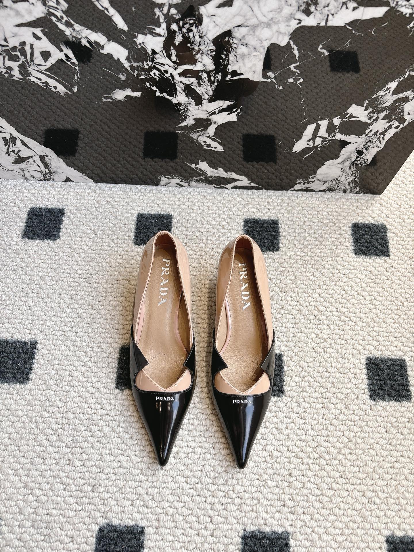 NO:234569,Prad* new pointed toe color-blocking small heel shoes. Dopamine color matching is so beautiful. The minimalist beauty that has been missing in the fashion industry. Fashionable and exquisite. It gives a high-end feeling in daily wear. Cowhide upper, inner footbed sheepskin Italian leather outsole. Heel height 5cm. Size 35-39 (40 41 customized), single shoes, prada, cowhide, sheepskin, Leather soles19860909Prad*新款尖头拼色小跟单鞋 多巴胺配色太好看啦 时尚界久违的极简之美 时髦又精致 日常穿出高级感 鞋面牛皮 内里垫脚羊皮 意大利真皮大底 跟高5cm 尺码35-39（40 41 定做）,单鞋,prada,cowhide,sheepskin,Leather soles,Women's Shoes