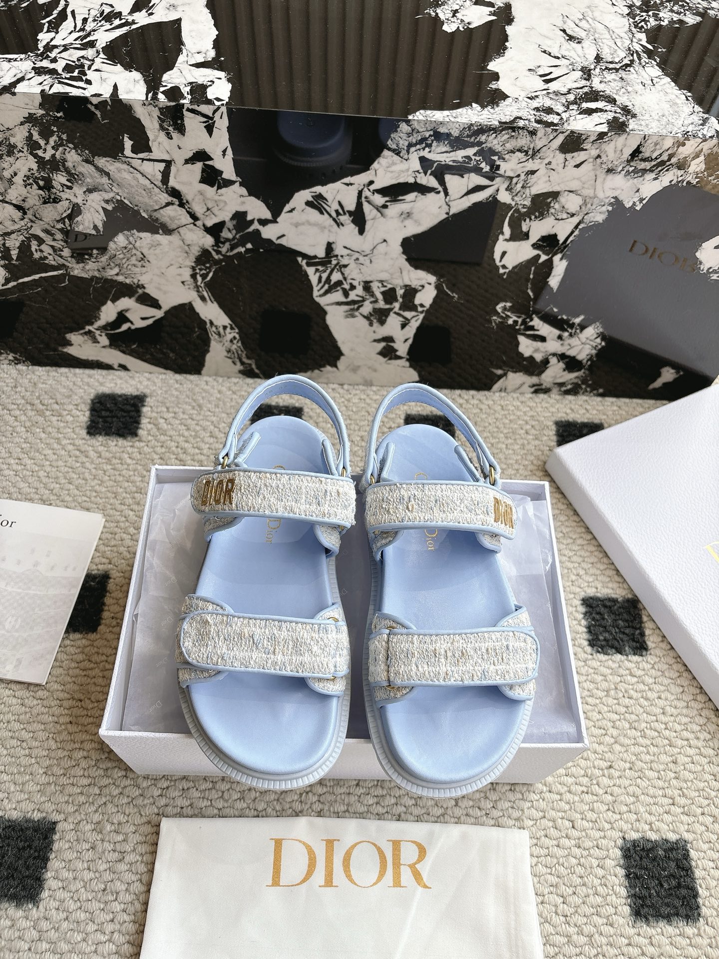 NO:245689,Purchase-based Dior ACT Velcro Slipper Sandals are comfortable and beautiful, full of detail, and comfortable on the feet. Compared to Xiaoxiang, it is less likely to be bumped into the style. The small thick sole is fashionable and matched with the foot-shaped insole, made of extra light and comfortable calfskin. The upper strip is made of Velcro opening and closing, and is decorated with the gold-finished metal 